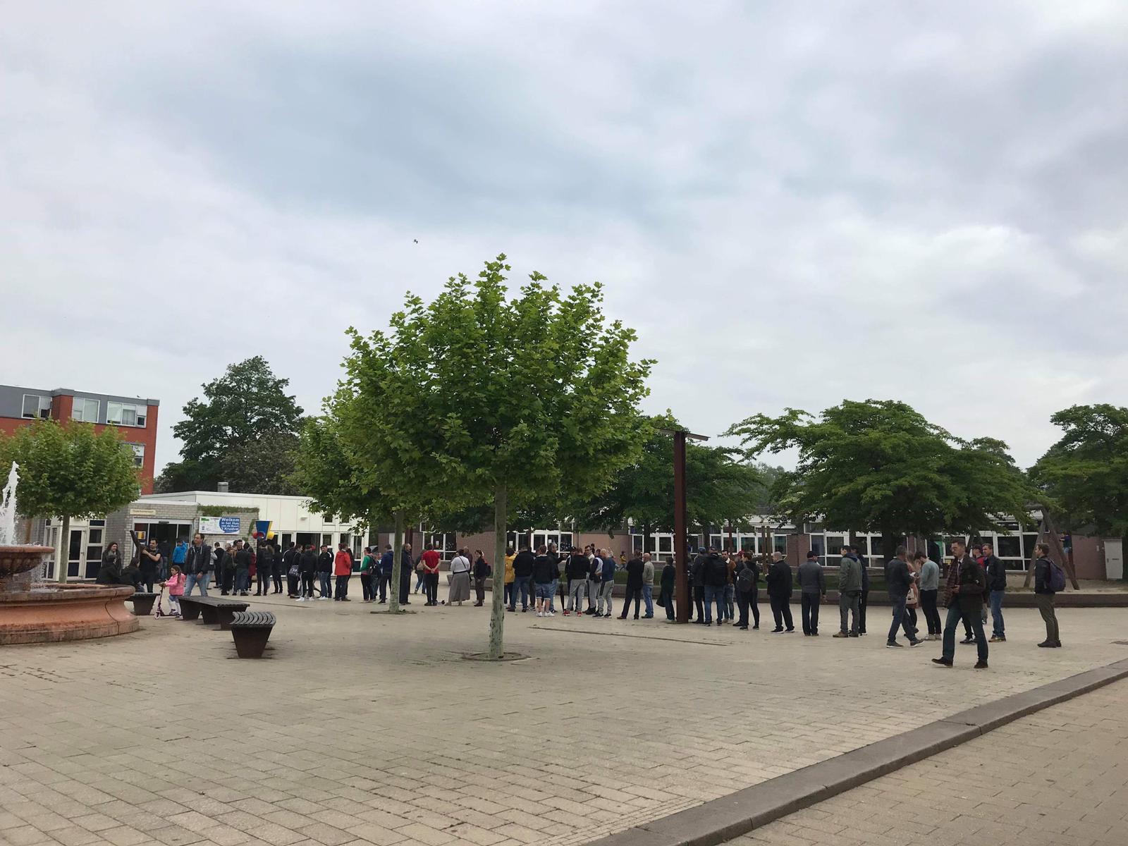 FOTO, VIDEO | Imagini incredibile la Londra: coadă interminabilă la secția de votare din cartierul botezat „Little Romania”! Mobilizare exemplară a diasporei și în Germania, Italia, Olanda și Belgia