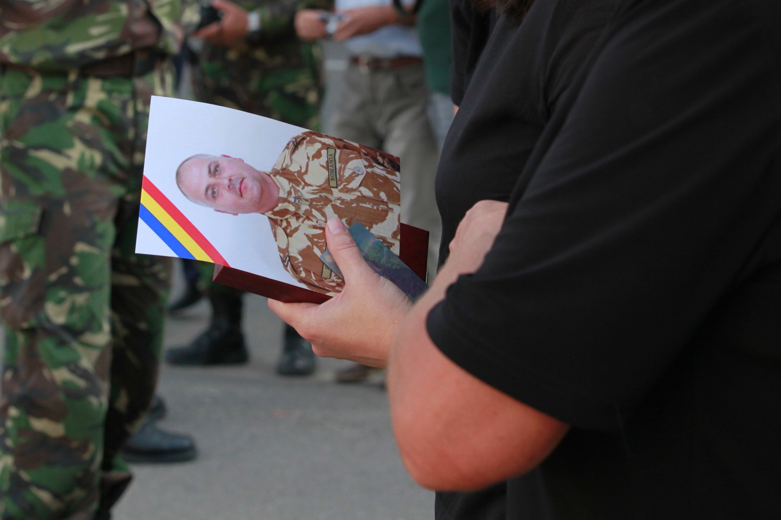 GALERIE FOTO: Sicriul cu trupul neînsuflețit al militarului Mădălin Stoica ucis în Afganistan, depus la Buzău. Mama și soția militarului, împietrite de durere
