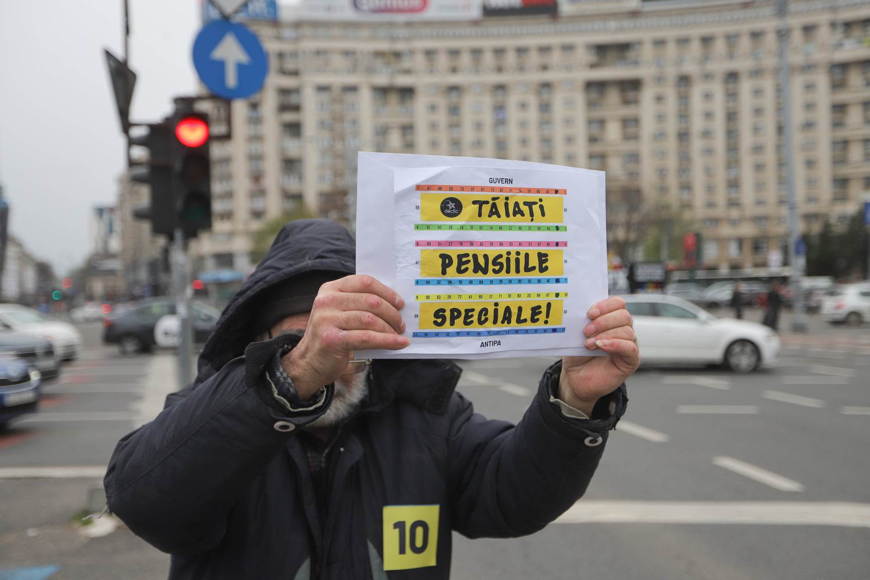 Protest în Piaţa Victoriei: „Tăiaţi pensiile speciale"