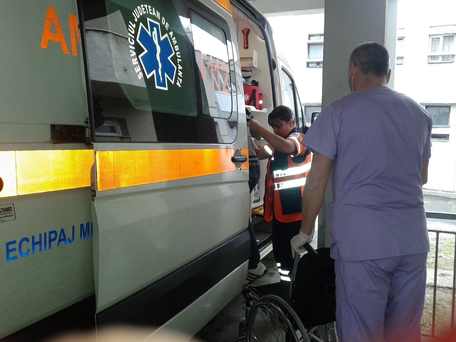 Elevi intoxicați la Dragoslavele! Duşi la spital după ce au băut laptele la şcoală