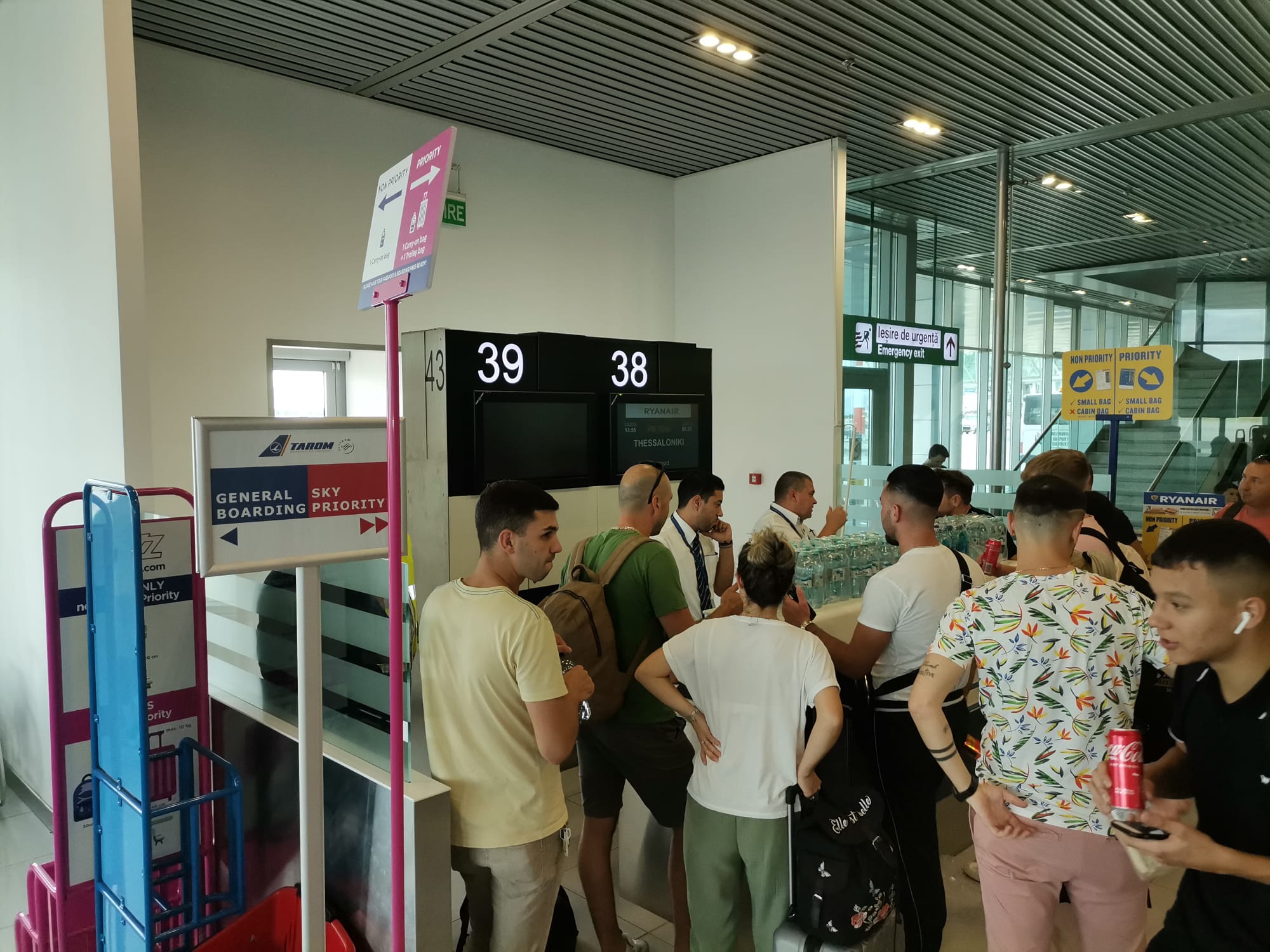 Întârziere de 10 ore pentru o cursă Otopeni-Salonic. Ce explicație au reprezentanții aeroportului pentru pasageri