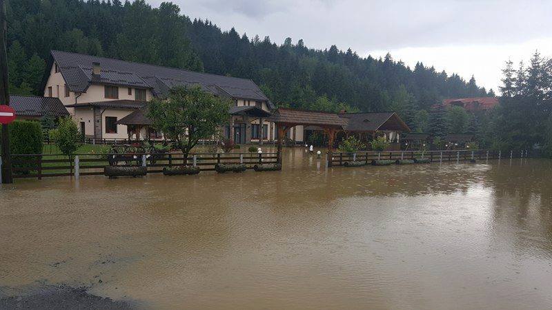 Dezastru în țară din cauza furtunilor! Zeci de oameni evacuați din calea apelor