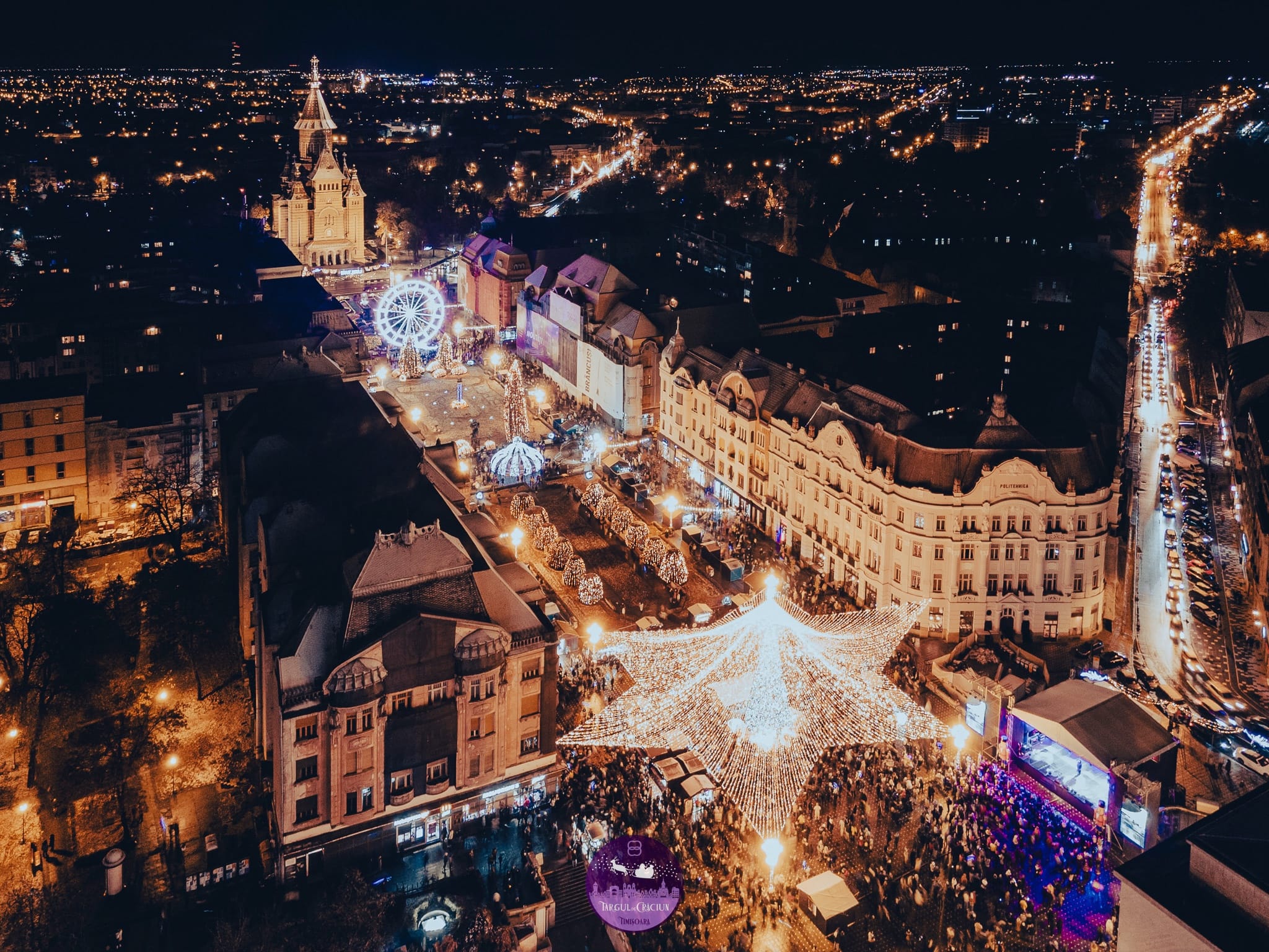FOTO. Atmosferă de sărbătoare la târgul de Crăciun din Timişoara. Doar alegerea unui brad artificial nu a fost pe placul tuturor