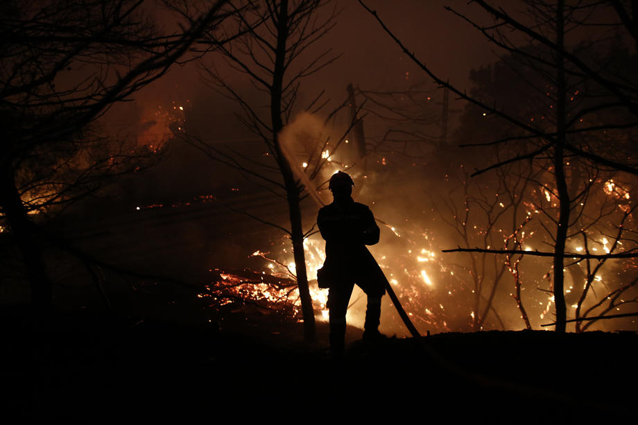 Atena, sub amenințarea incendiilor. Premier: „Canicula a transformat țara într-un butoi cu pulbere”
