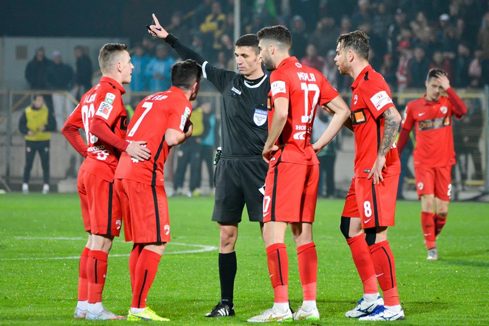 Liga I, etapa a 26-a. Astra - Dinamo 1-1. ^Dorin Rotariu a deschis scorul, Daniel Florea a egalat norocos. Steliano Filip, eliminat. Arbitrul a întrerupt meciul două minute / VIDEO