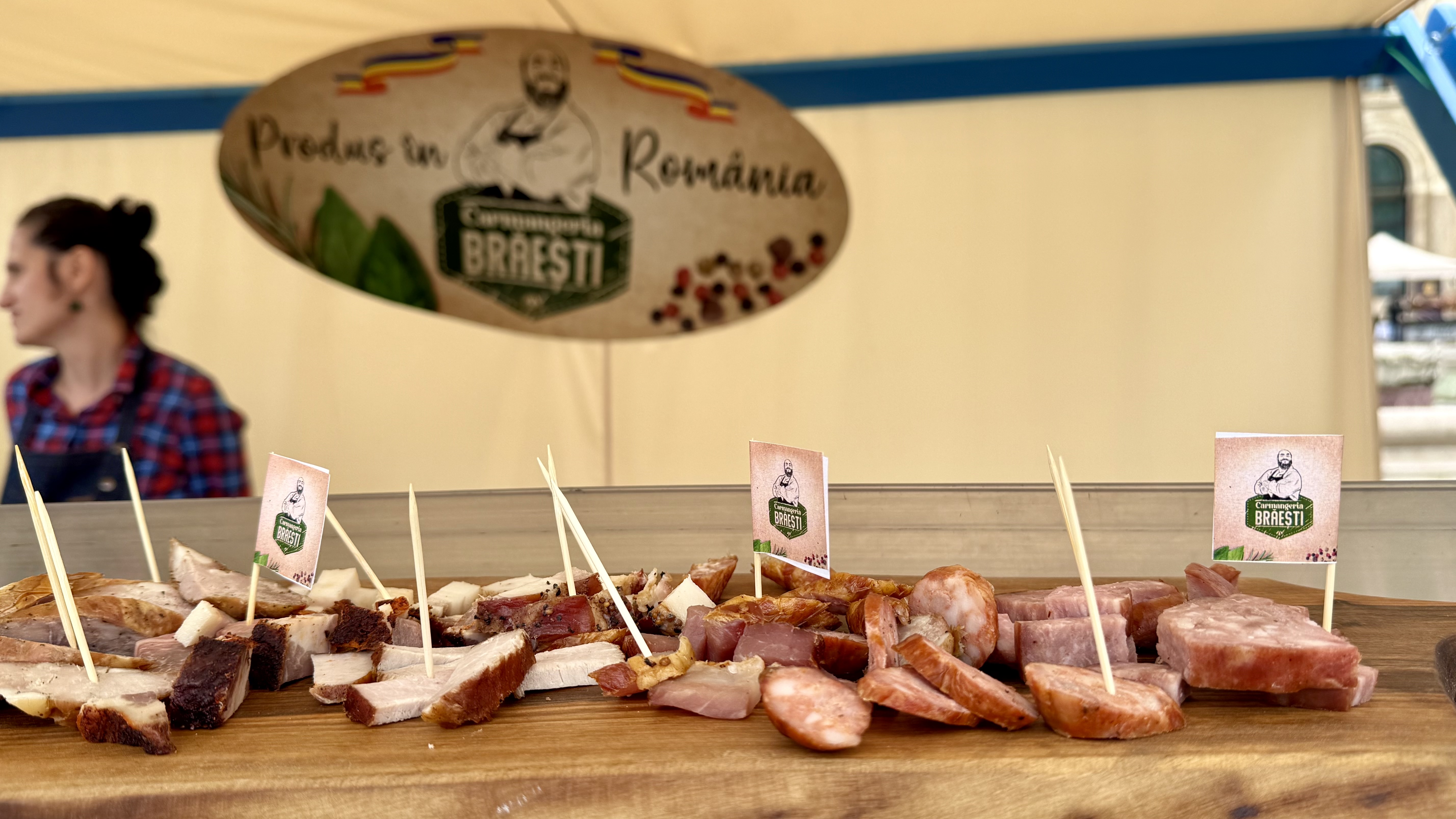 „Sigur și Gustos”, dar te ține buzunarul? Am fost la târgul de la Casa Presei unde pastrama costă 220 de lei/kg