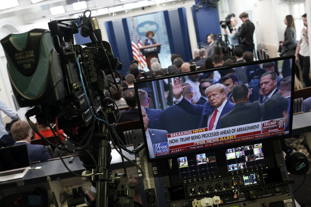 Imaginile unei zile istorice: inculparea fostului președinte Donald Trump, în fața unei Americi uluite