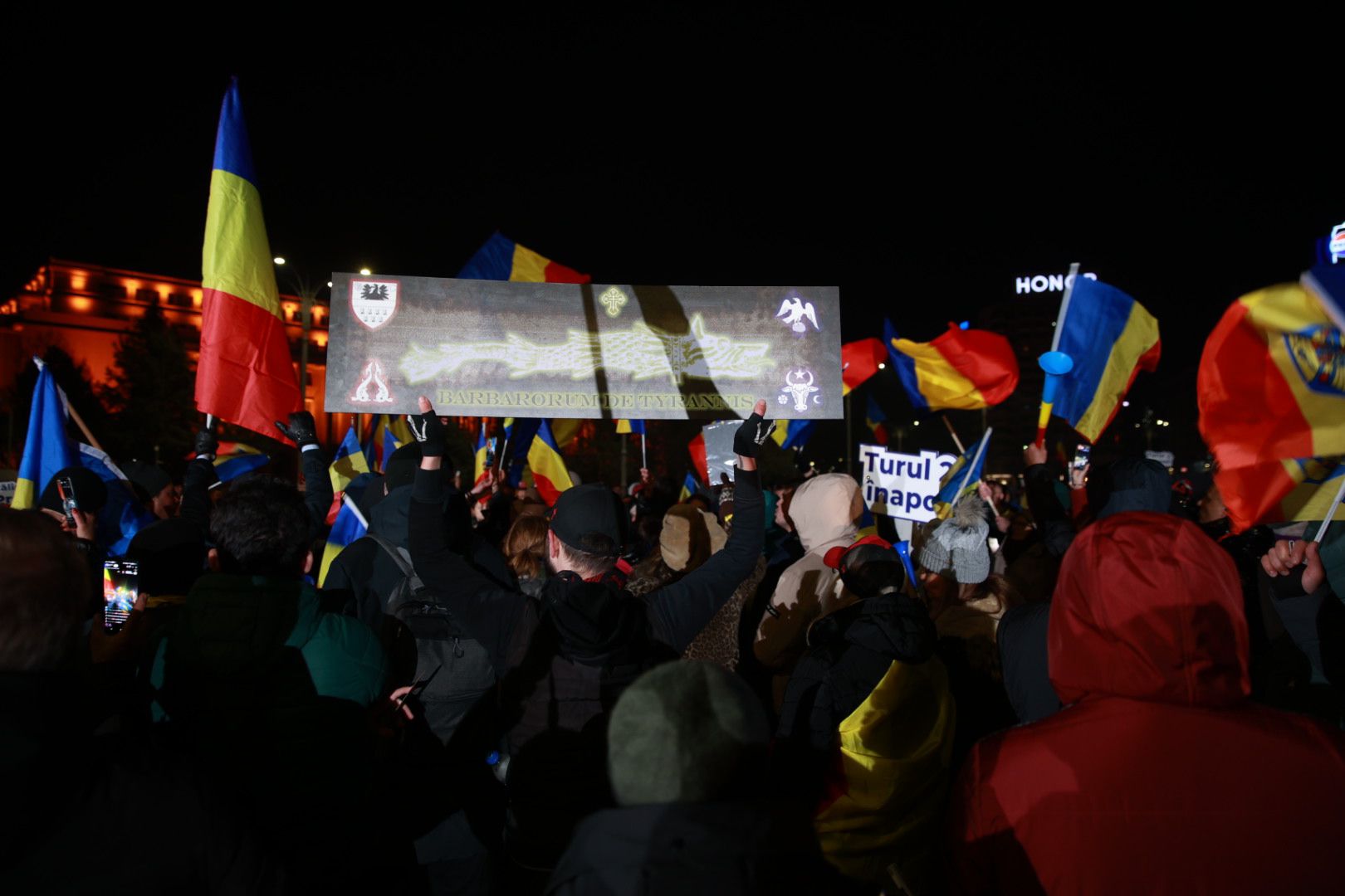 LIVE TEXT: Zeci de mii de oameni la protestul organizat de AUR în București. Mai mulți protestatari aveau asupra lor cuţite, bricege și substanţe interzise