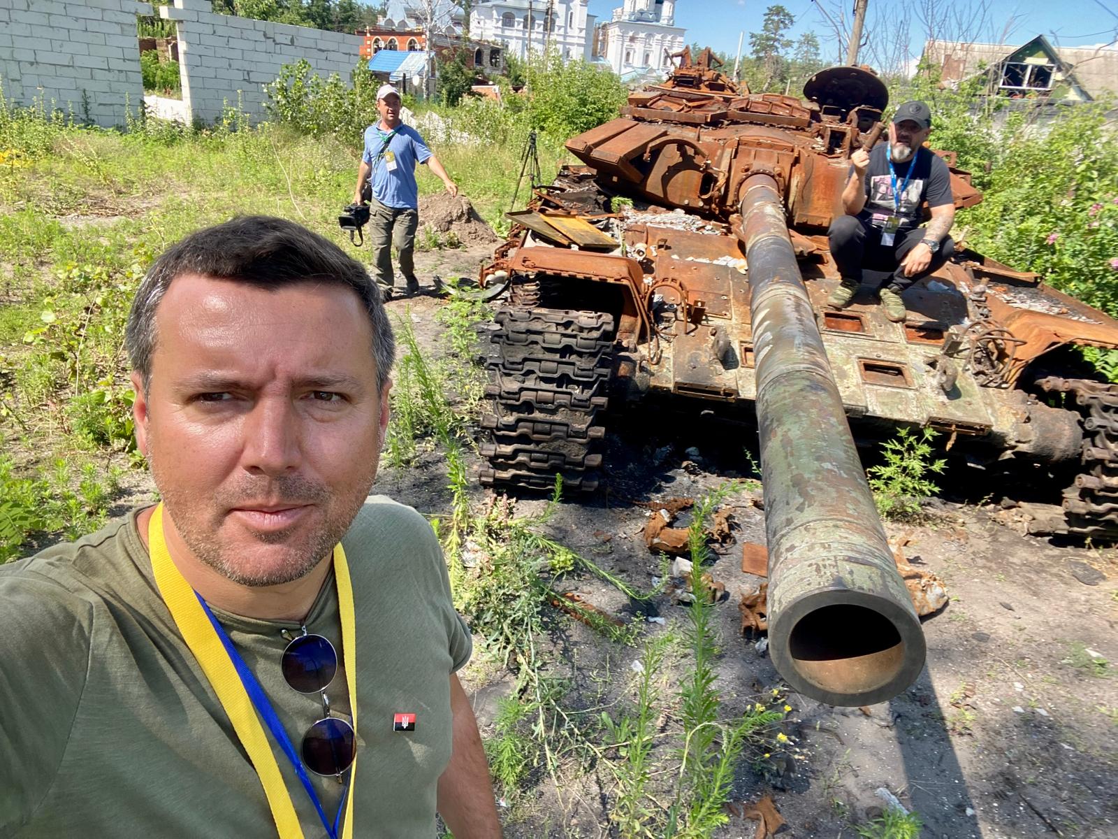 Cum se trăiește pe frontul din Ucraina. Relatările lui Alex Costache, jurnalistul TVR care a mers de 13 ori în mijlocul războiului: „Se auzeau obuzele cum vâjâiau în aer. Cădeau la 500 de metri de locul unde ne aflam”
