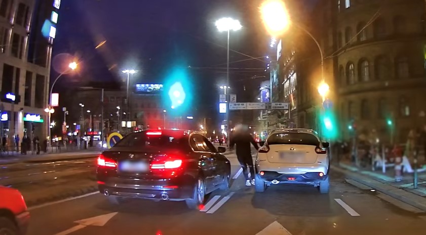 Szabálytalan előzésből balhé - Videón, amint elfajul két autós vitája a Nagykörúton