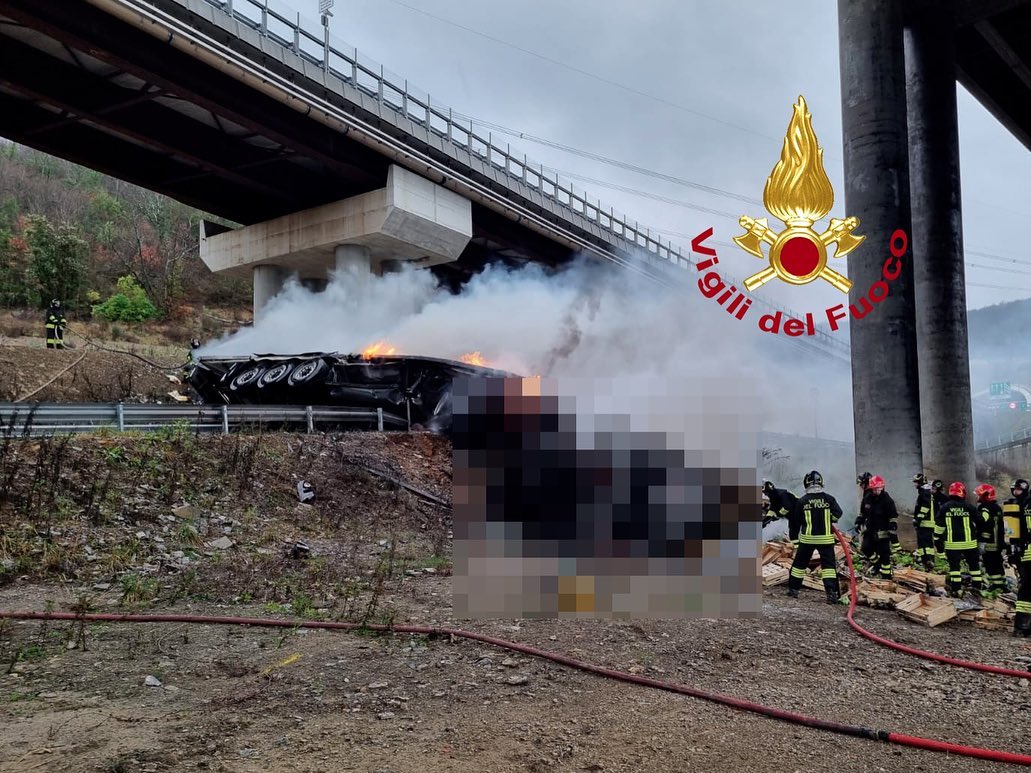 Momentul în care un camion explodează, când cade de pe un viaduct, a fost filmat. Șoferul a murit, pe o autostradă din Italia