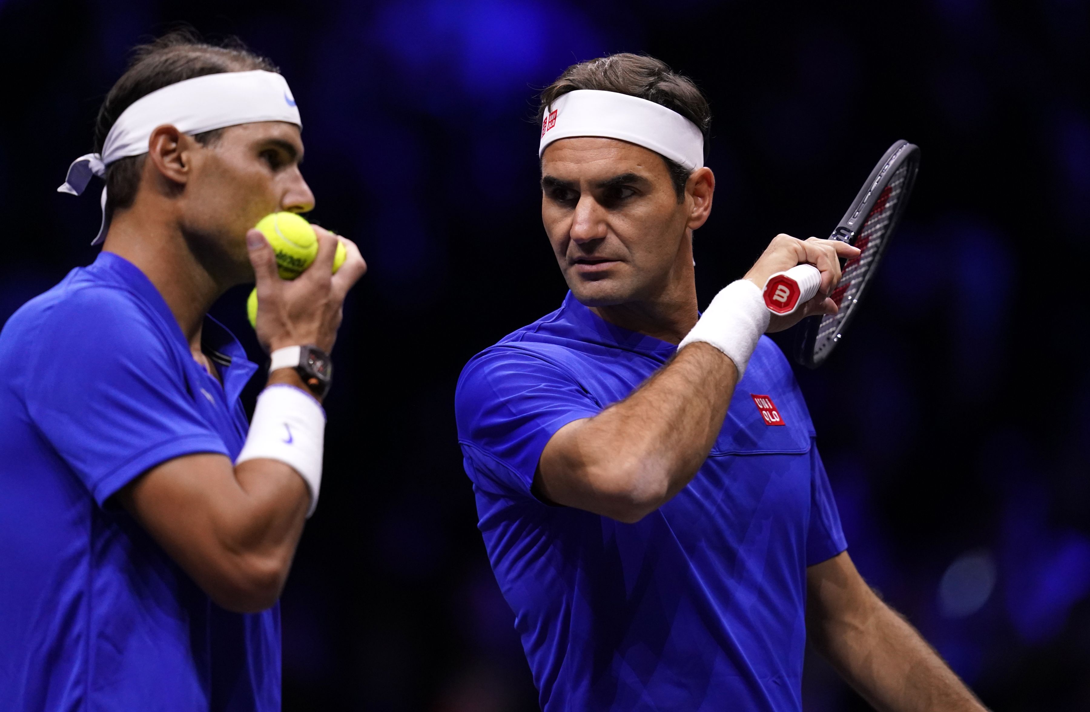IMAGINEA ZILEI în sportul mondial. Roger Federer ținându-l de mână în lacrimi pe Rafael Nadal la ultimul său meci ca profesionist în tenis