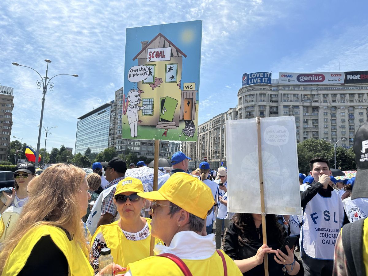 Protest al profesorilor, în a treia săptămână de grevă. Manifestanții au scandat în fața Palatului Cotroceni: „Demisia!”, „Nu cedăm!”