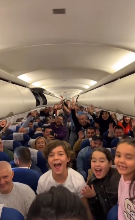 Andra a cântat într-un avion pe ruta București - Cluj. Pasagerii s-au ridicat în picioare: „Avea cumva întârziere avionul și făcuși divertisment?”