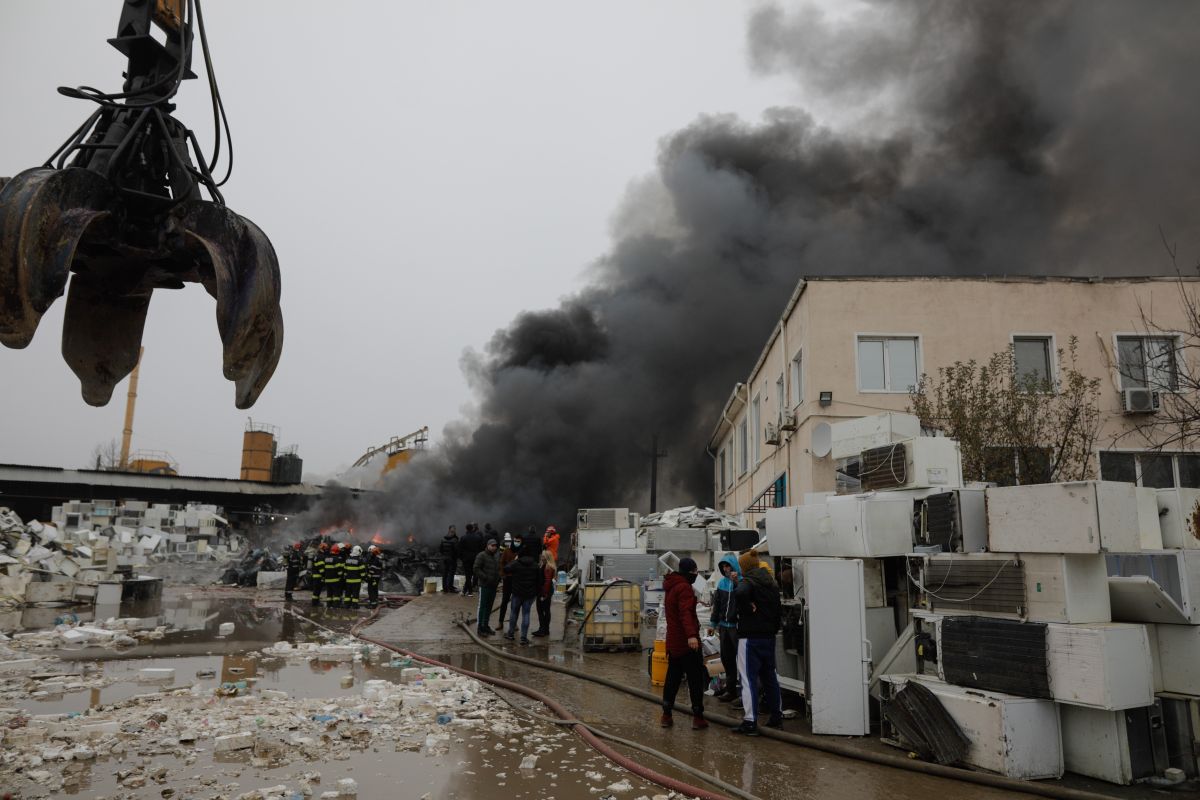 Incendiul de lângă Capitală e sub control, anunță ISU. A fost redus efectivul pompierior