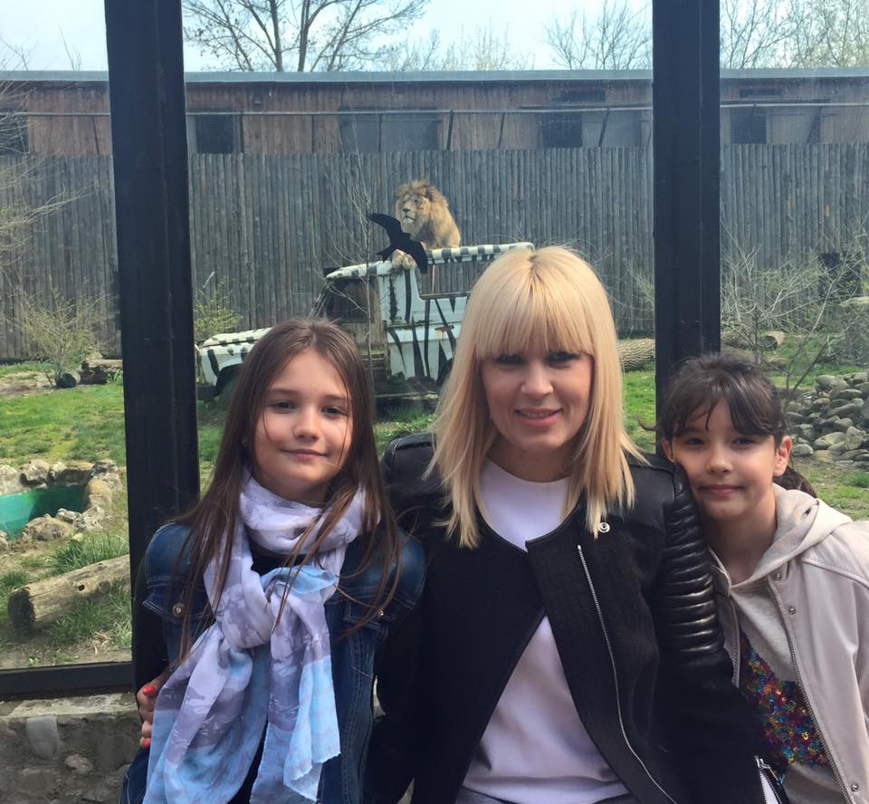 Elena Udrea s-a relaxat la Zoo Băneasa. Ce fetițe drăguțe au însoțit-o | FOTO
