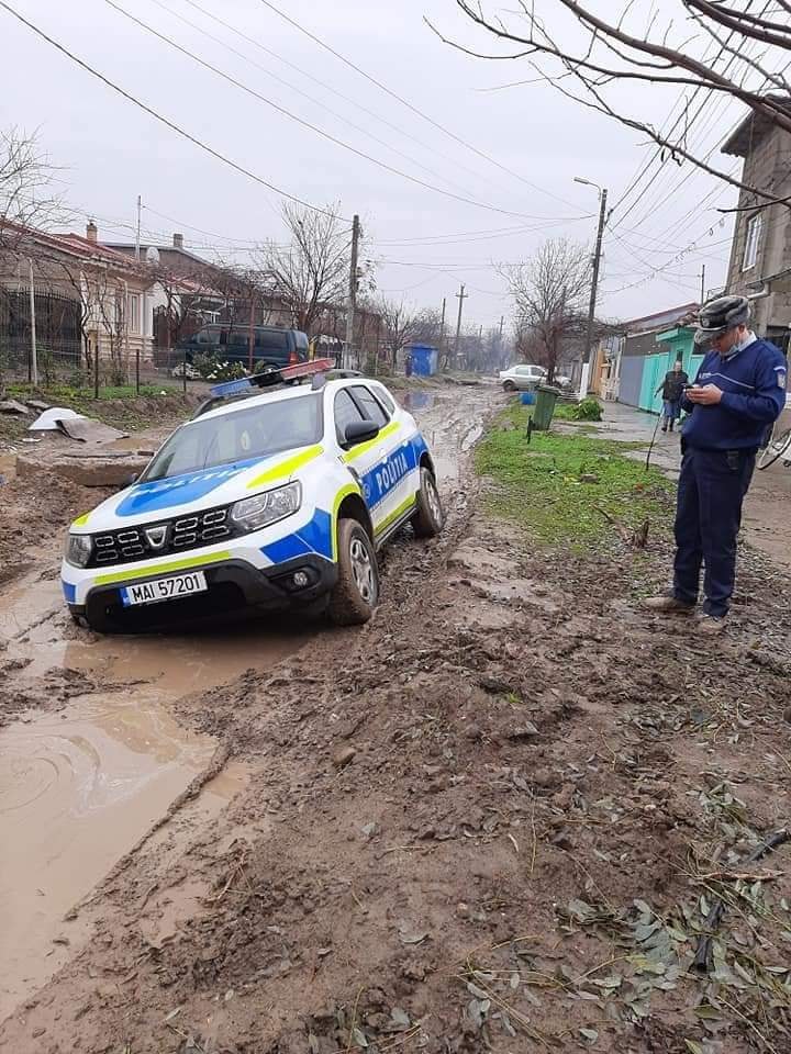 O mașină de poliție din Brăila s-a împotmolit în noroi. Agenții au fost ajutați de localnici