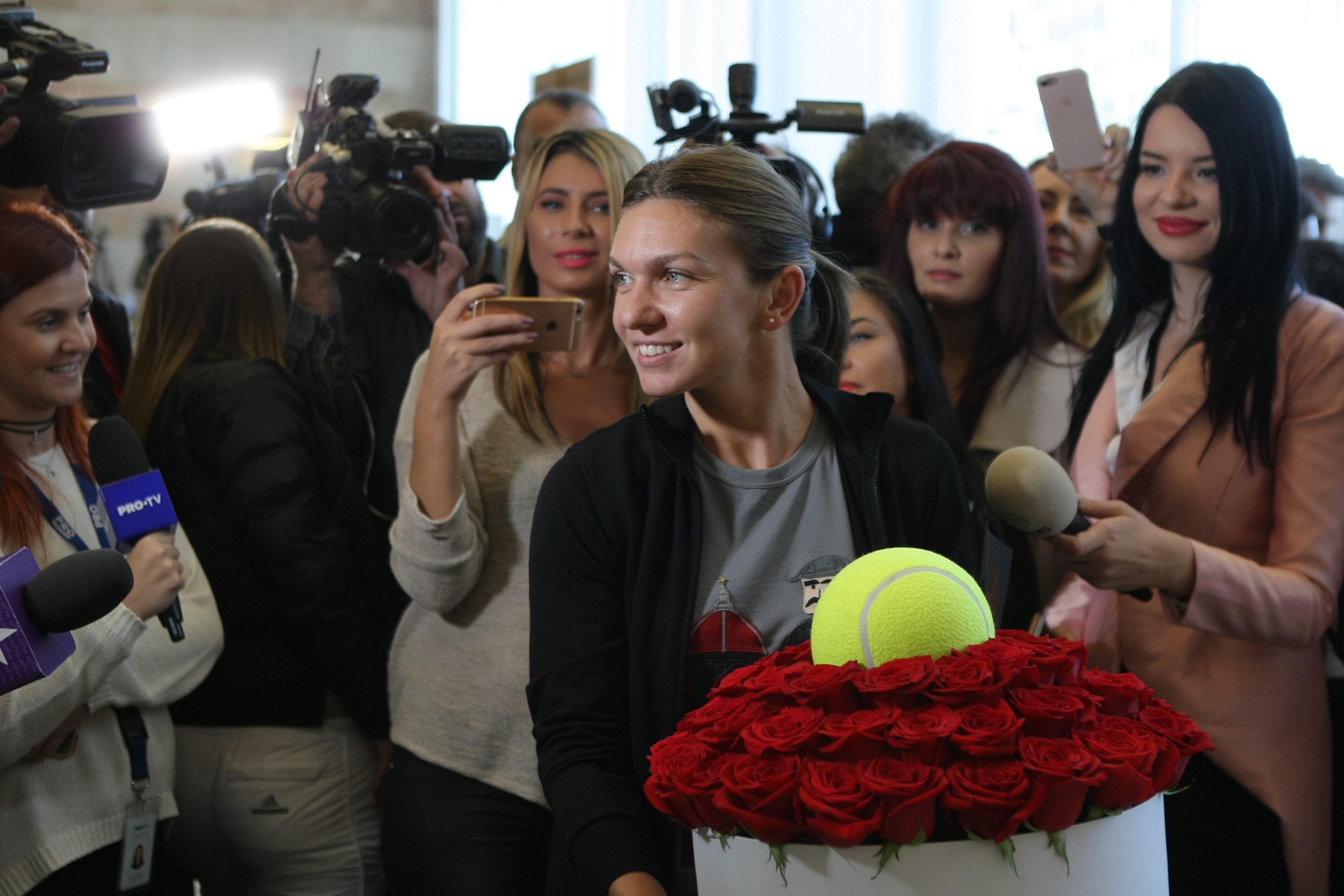 Simona Halep a revenit în România. ”După cum se vede, sunt emoționată”. Ce mesaj a bucurat-o în mod deosebit și cum o recompensează părinții / GALERIE FOTO și VIDEO