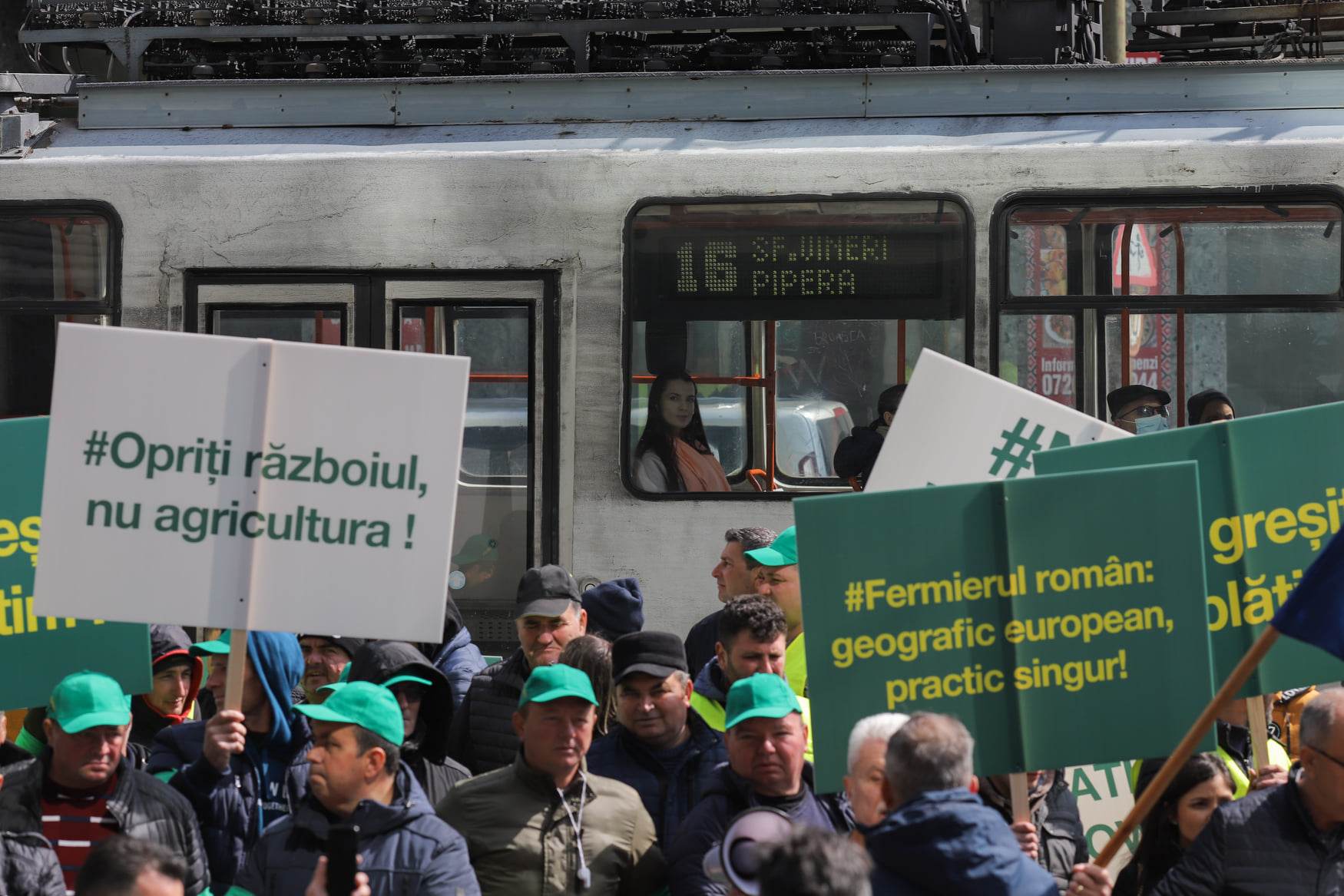 Fermierii români au ieșit cu tractoarele pe străzi. Proteste în urma deciziei UE în scandalul cerealelor din Ucraina