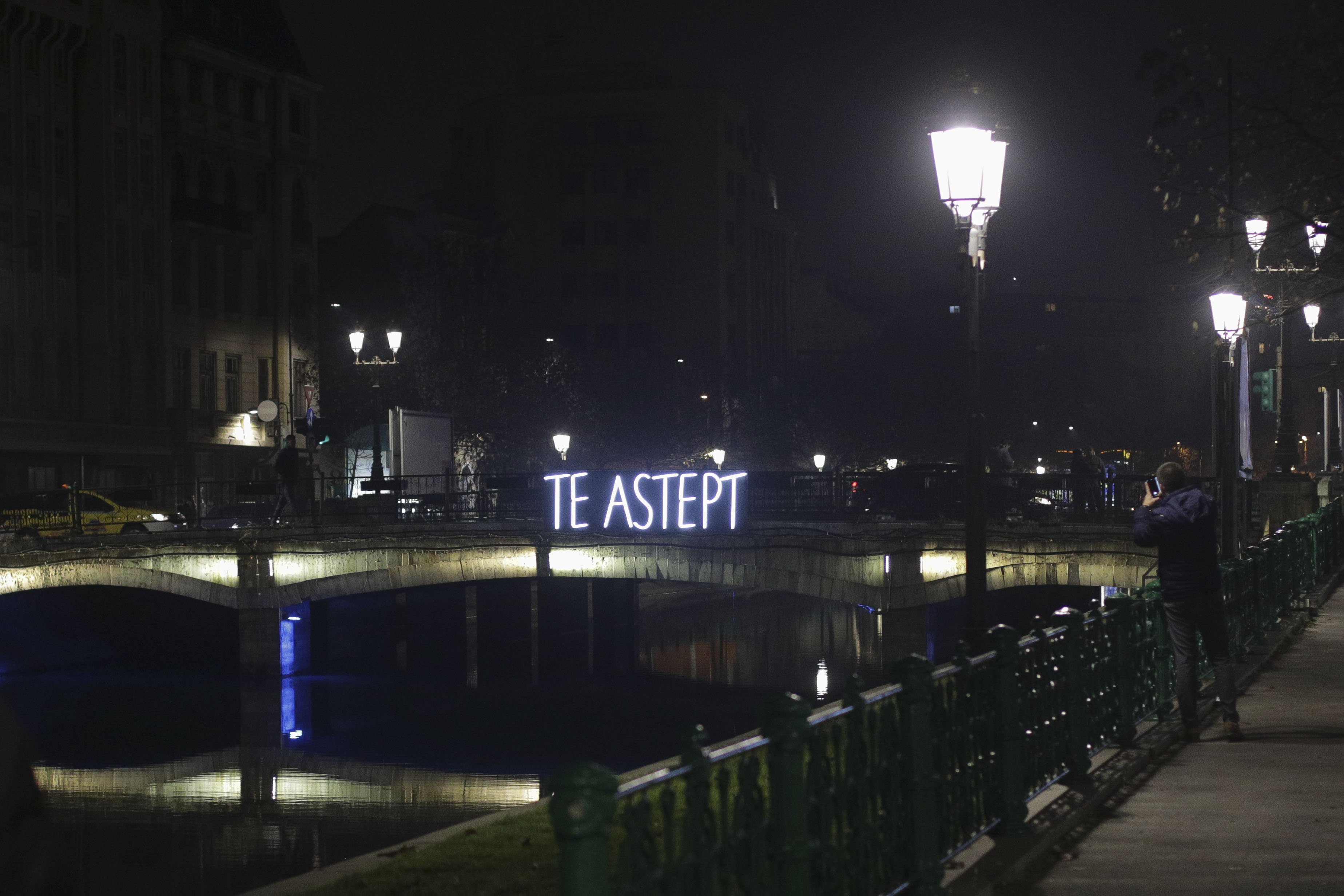 Mesajul „Mi-e dor de tine”, amplasat la Londra, a primit răspuns la Bucureşti. Ce a apărut scris pe Podul Izvor