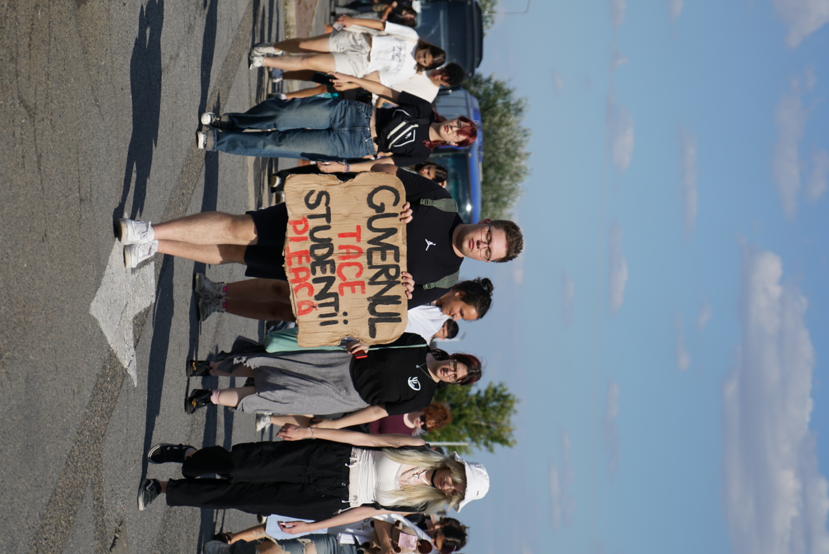 Daniel David îi sfătuiește pe studenții care protestează față de tăierile burselor să-și ia un job part-time: „Noi nu avem cultura asta”