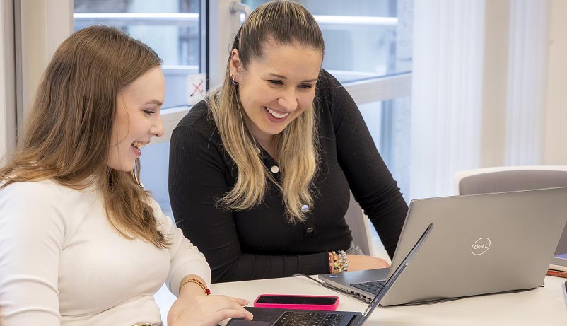 Cornides Sári, a GLAMOUR marketingmenedzsere, és Végh Veronika, a Ringier Magyarország Kft. EqualVoice programjának menedzsere, éppen női Wikipédia-bejegyzéseket készítenek a Goethe Intézetben megrendezett Edit-a-thon eseményen