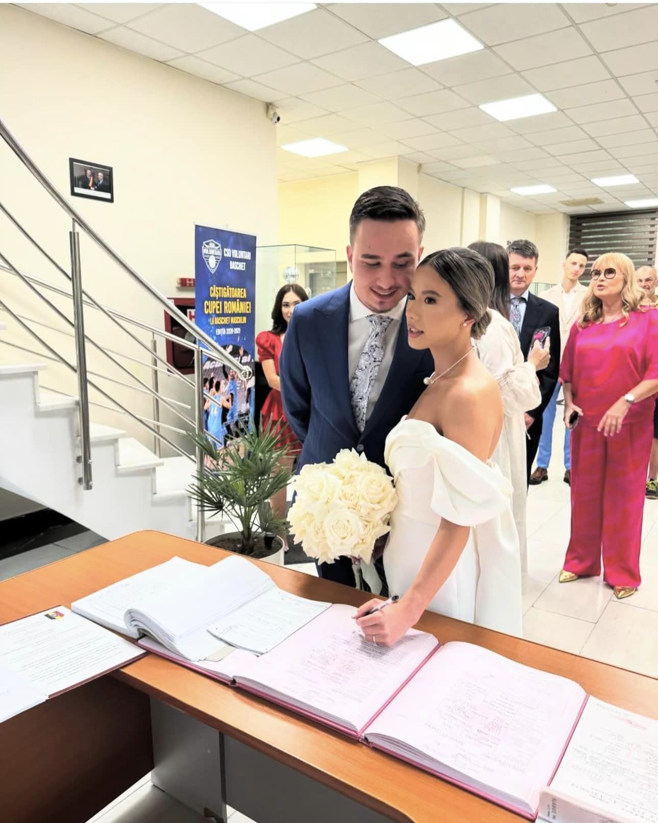 Mariana Pfeiffer, prima soție a lui Laurențiu Reghecampf, apariție surprinzătoare la cununia civilă a fiului ei. Cum arată la 56 de ani