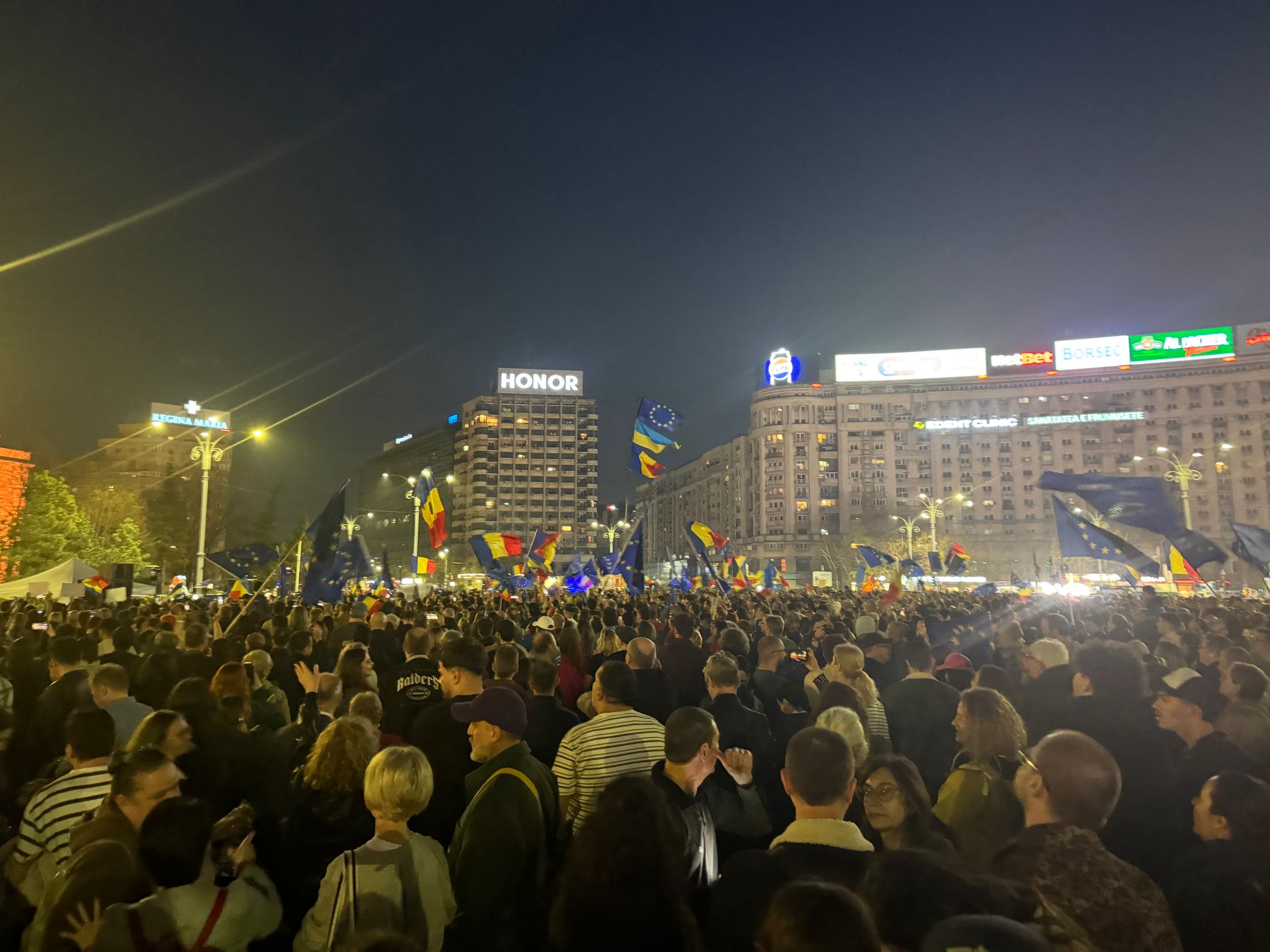 Miting EuRo Manifest în Piaţa Victoriei pentru susținerea apartenenţei la UE. Fanii lui Călin Georgescu, identificați de jandarmi