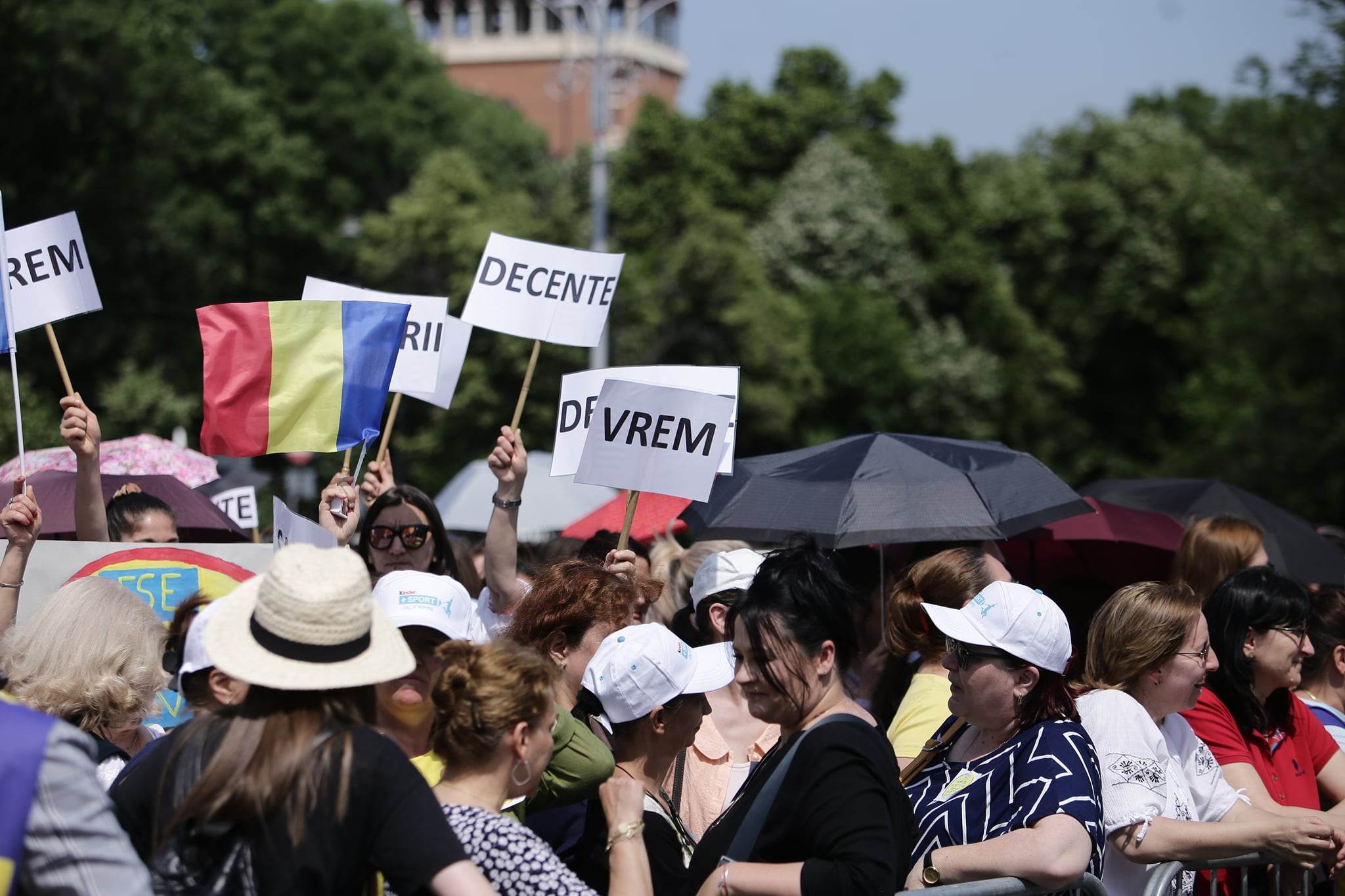 „Nu se poate România educată, cu salarii de altădată”. Mii de cadre didactice au protestat în stradă, în a patra zi de grevă