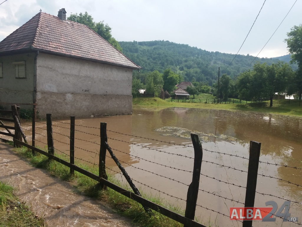 Zeci de gospodării, afectate de inundații în județul Alba. Mai multe drumuri au fost blocate de aluviuni