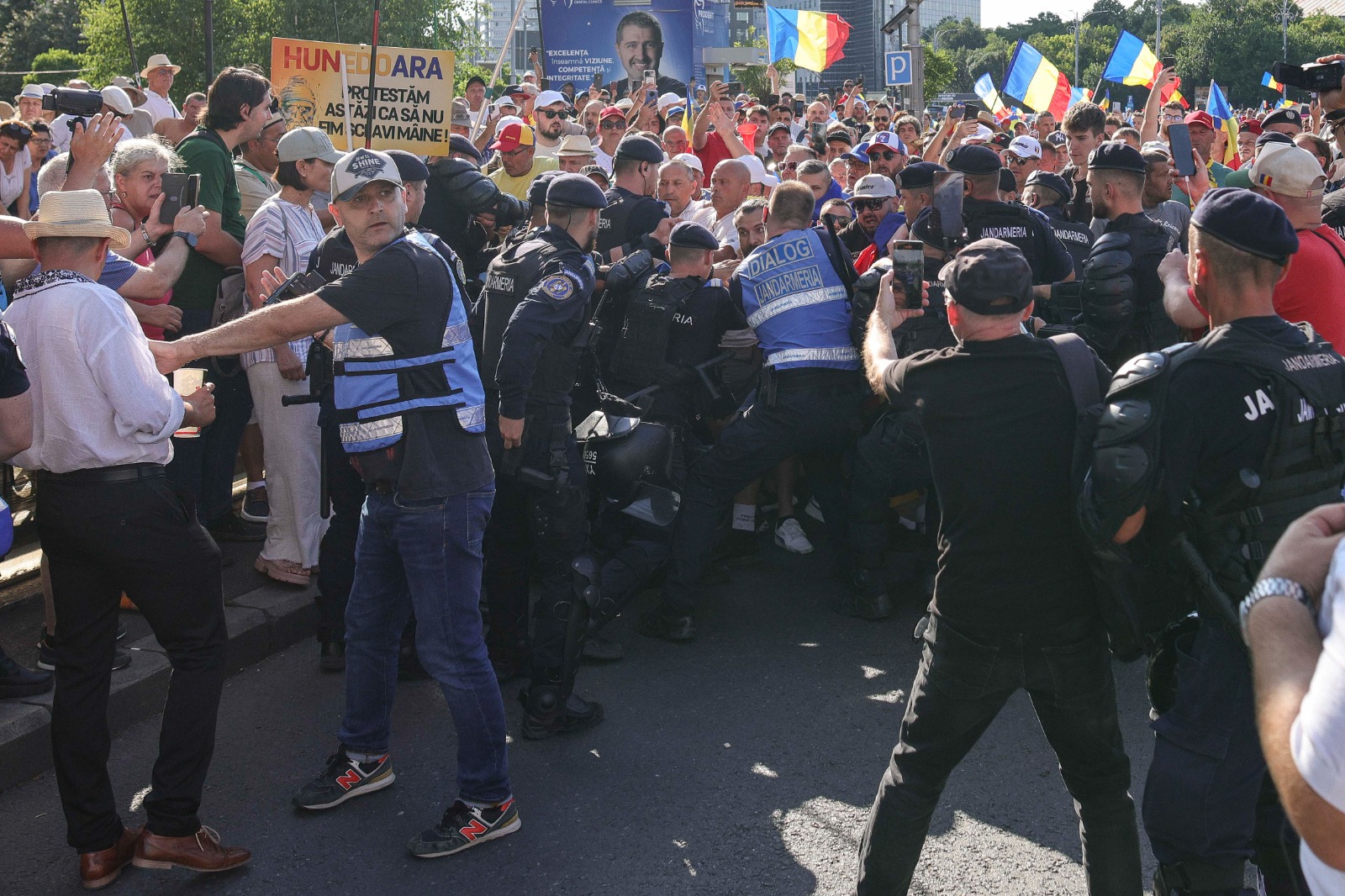Fake-news-uri cu un jandarm care calcă drapelul și unul care plânge la mitingul pro Călin Georgescu, distribuite pe rețelele sociale, demontate de jandarmi