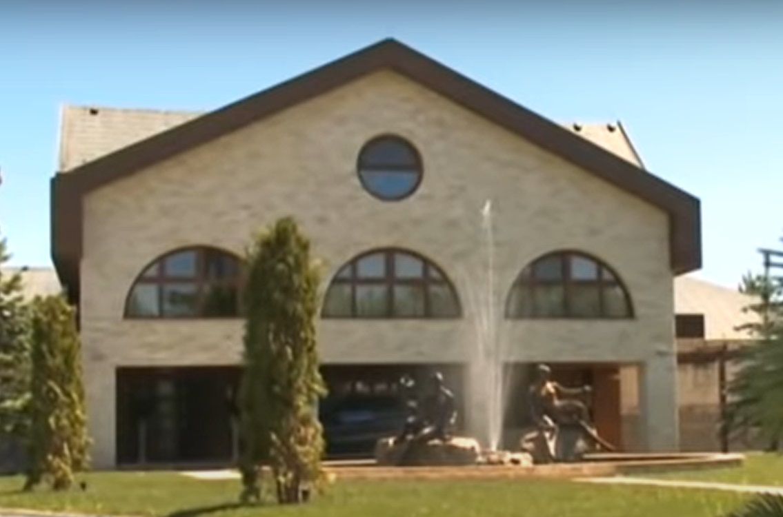 Fotografii cu casa în care locuiesc Adina Alberts și Viorel Cataramă. Vila arată ca un muzeu, la fel și grădina, unde au o fântână arteziană cu statui