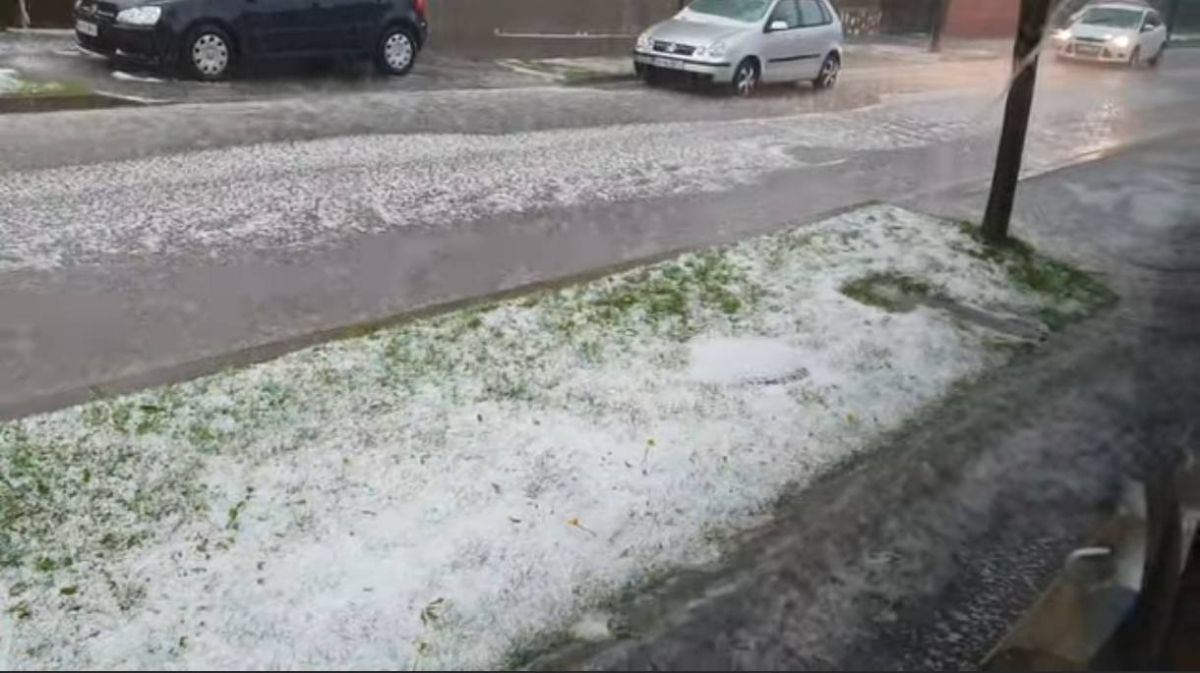 Grindina a făcut prăpăd în România. Imagini cu străzi inundate și curți acoperite cu un strat mare de gheață | Video