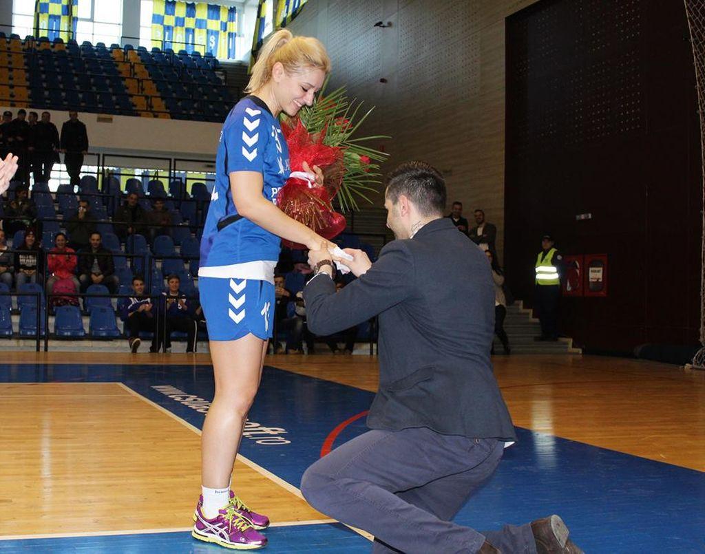 O handbalistă a fost cerută în căsătorie chiar pe terenul de joc! / GALERIE FOTO