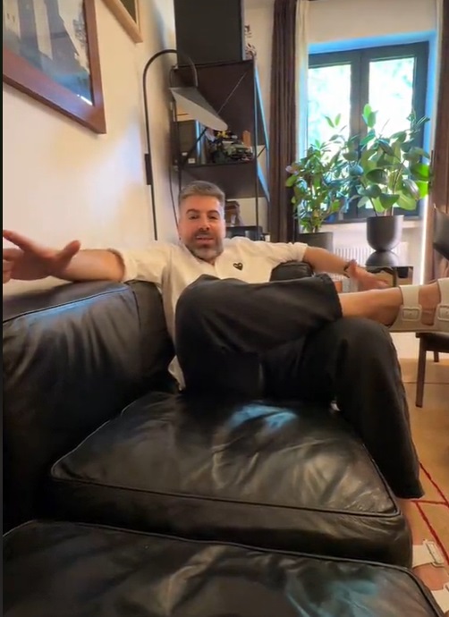 Imagini din apartamentul în care locuiește Maurice Munteanu. În sufragerie are o canapea vintage care costă 8.000 de euro