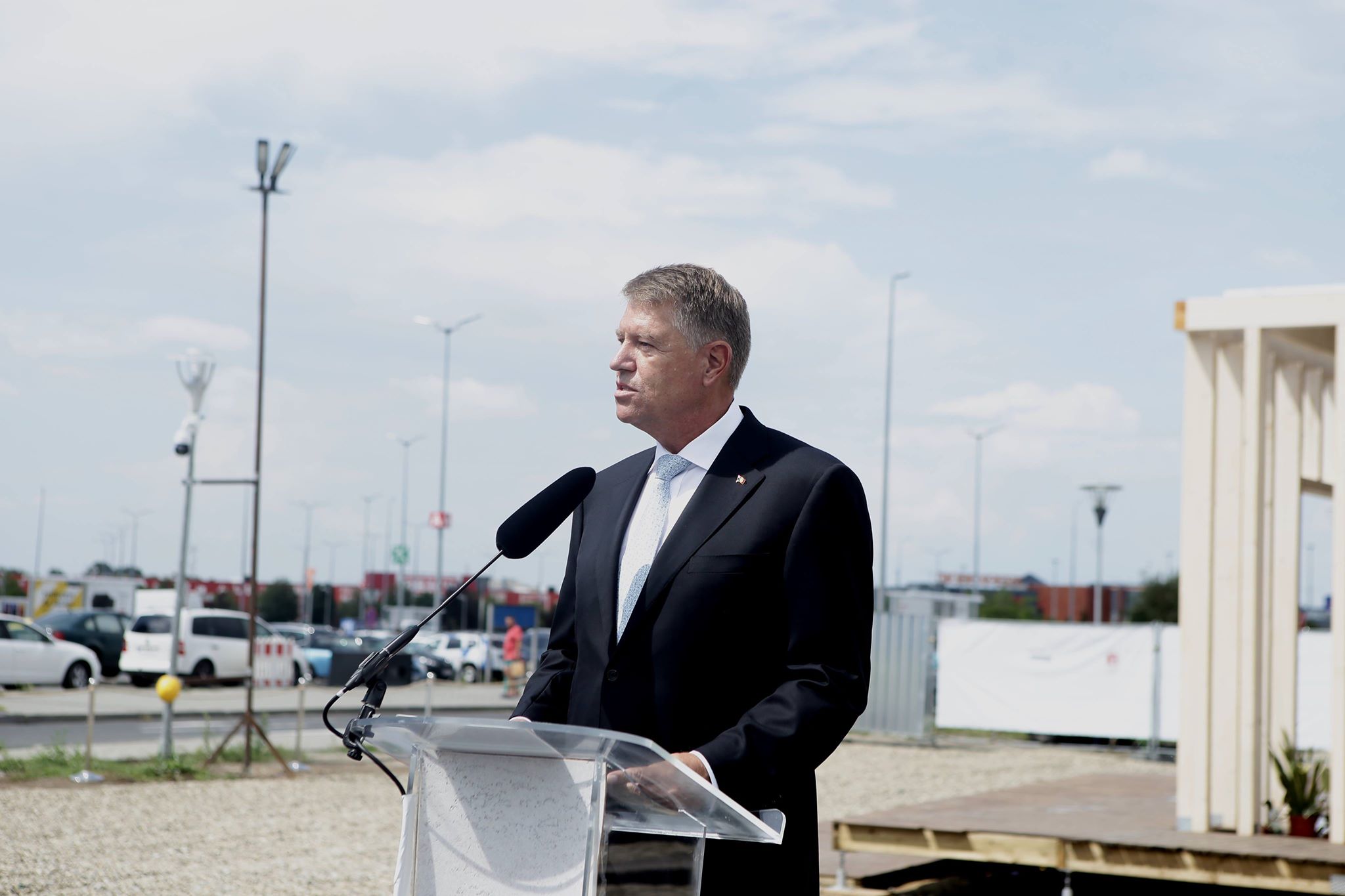 Iohannis, sabotat la un eveniment de mai multe elicoptere ale MApN, care au survolat zona (FOTO)