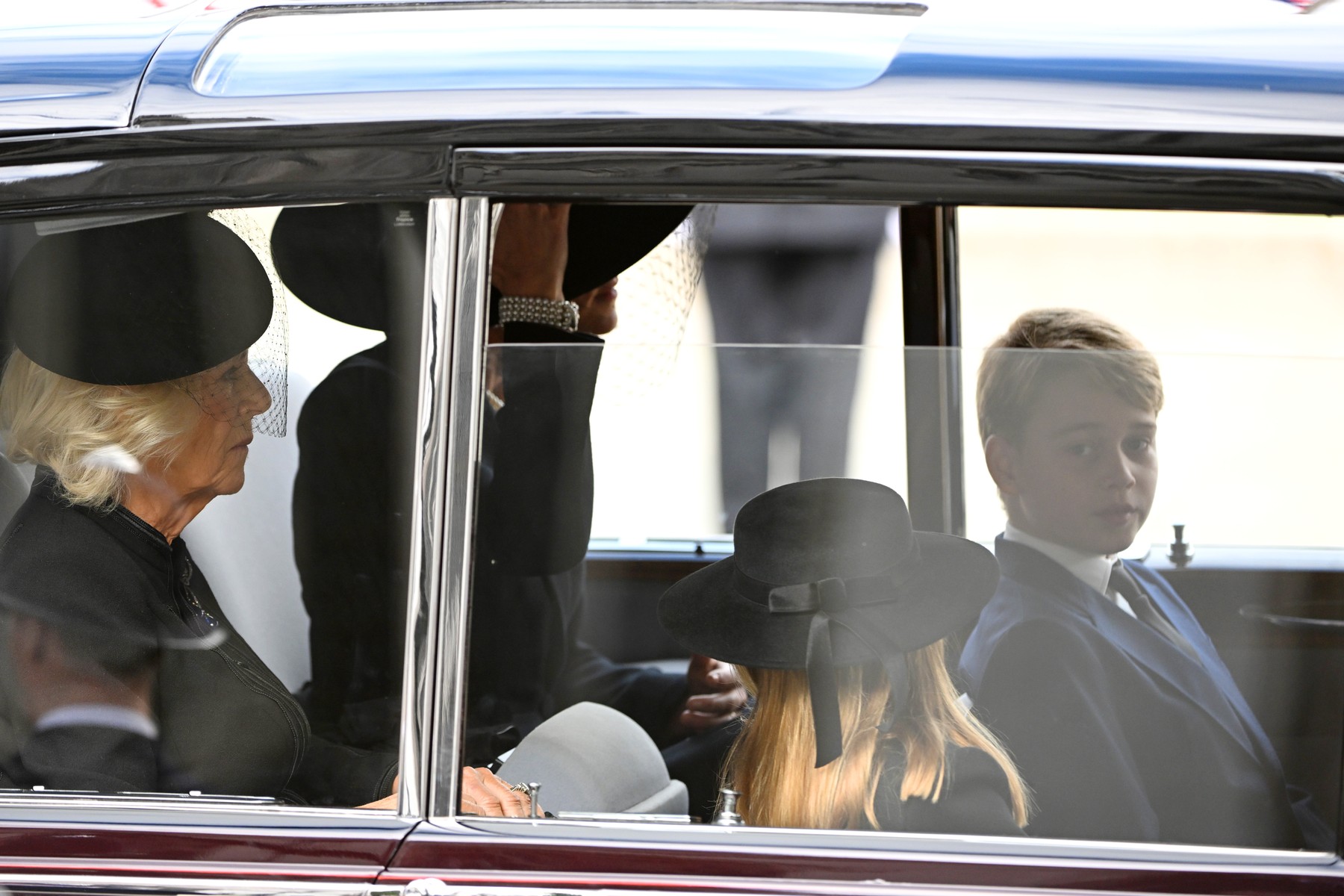 Prințul George și Prințesa Charlotte participă la slujba de înmormântare a reginei Elisabeta a II-a