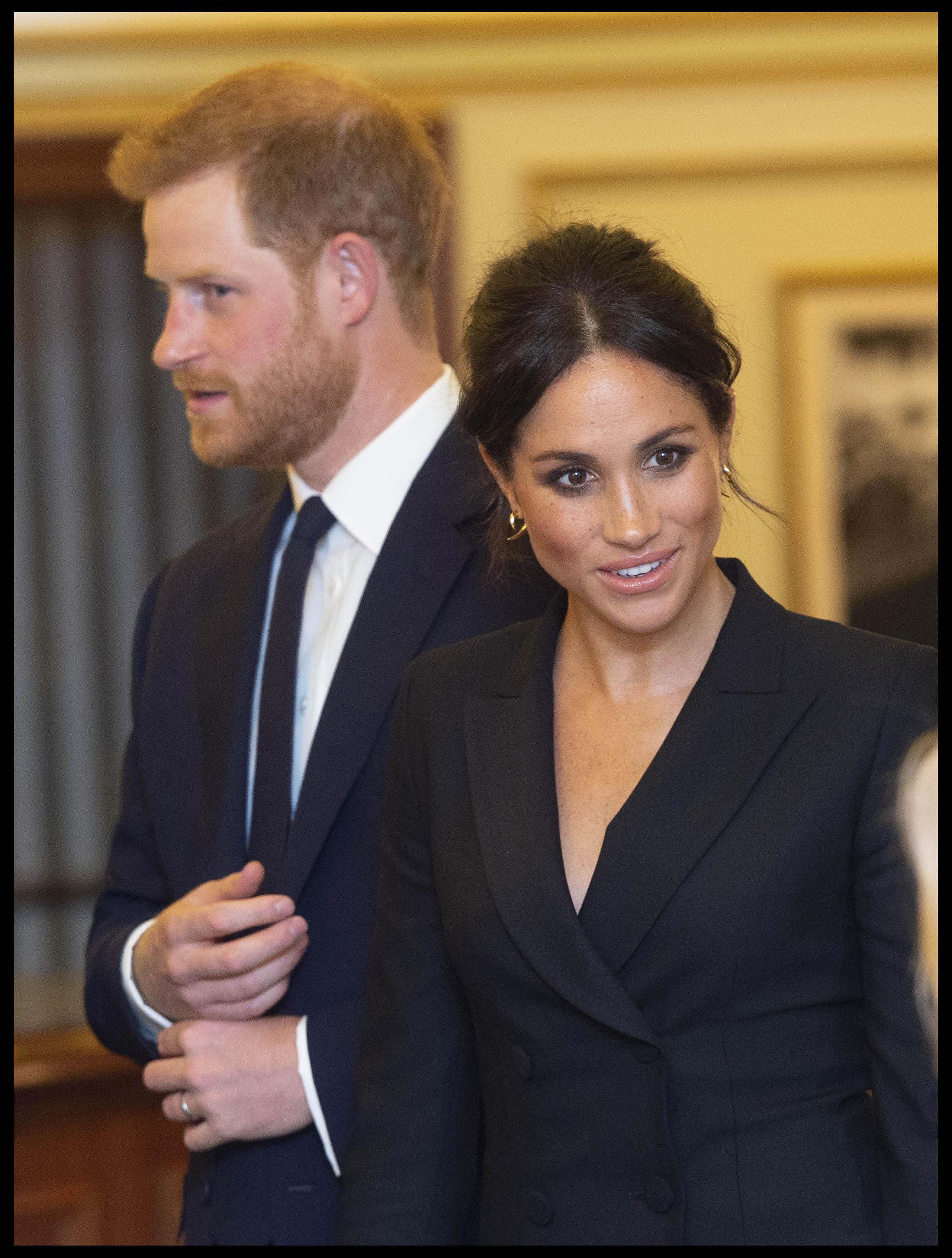 FOTO | Meghan Markle, apariţie de senzaţie într-o rochie tuxedo mini