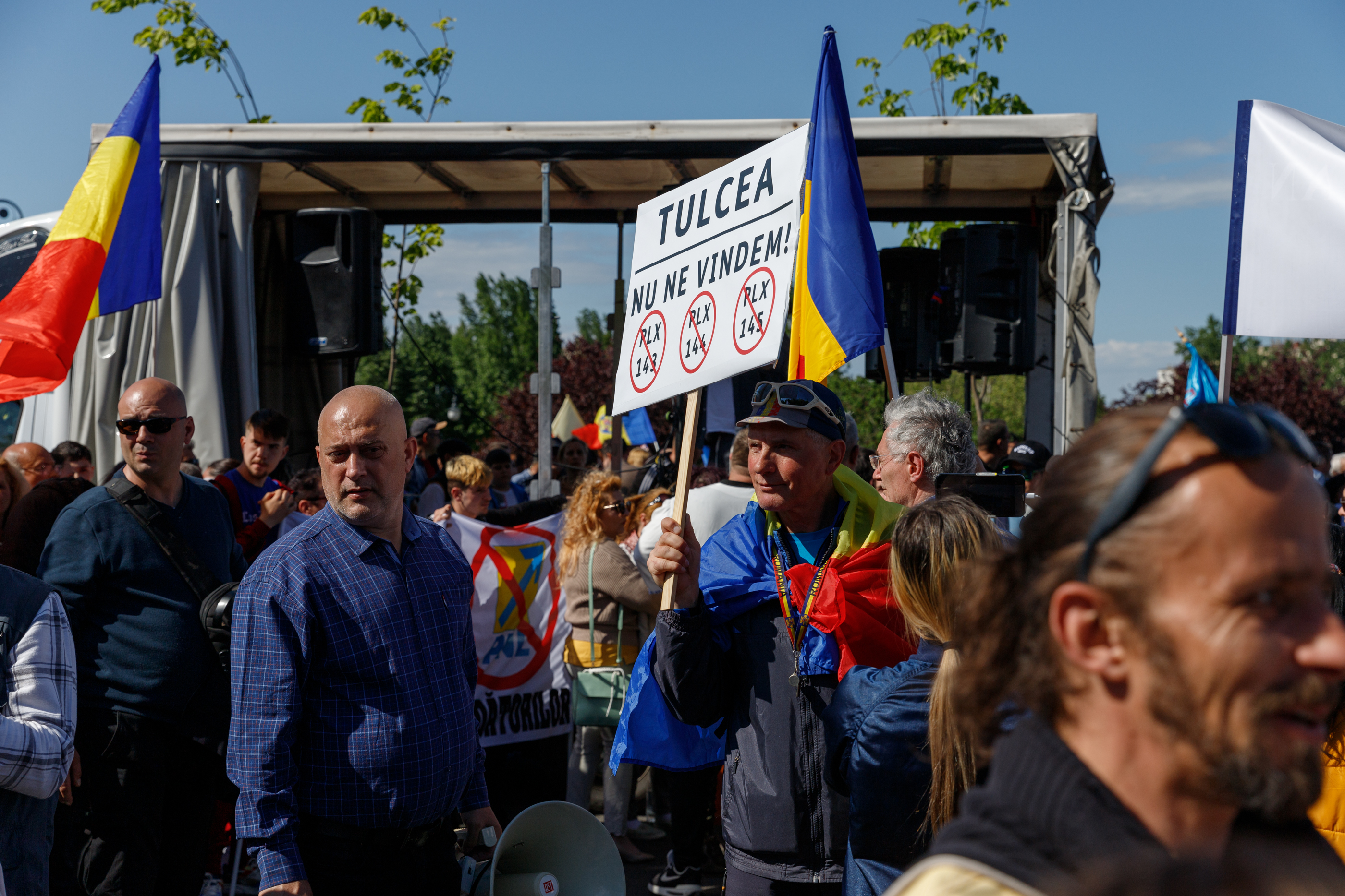 REPORTAJ. Am mers patru ore alături de protestatarii AUR. Ce i-a motivat să vină de la sute de km distanță la chemarea singurului lider de partid din România care e pomenit de susținători pe numele mic: „George”
