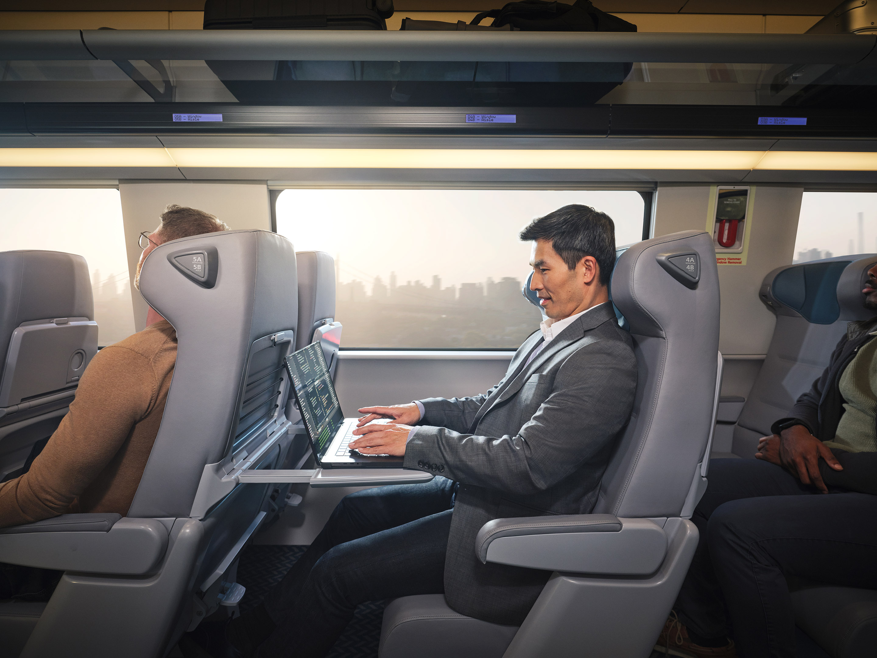 Cel mai rapid tren din SUA circulă începând de azi. Ce viteză prinde