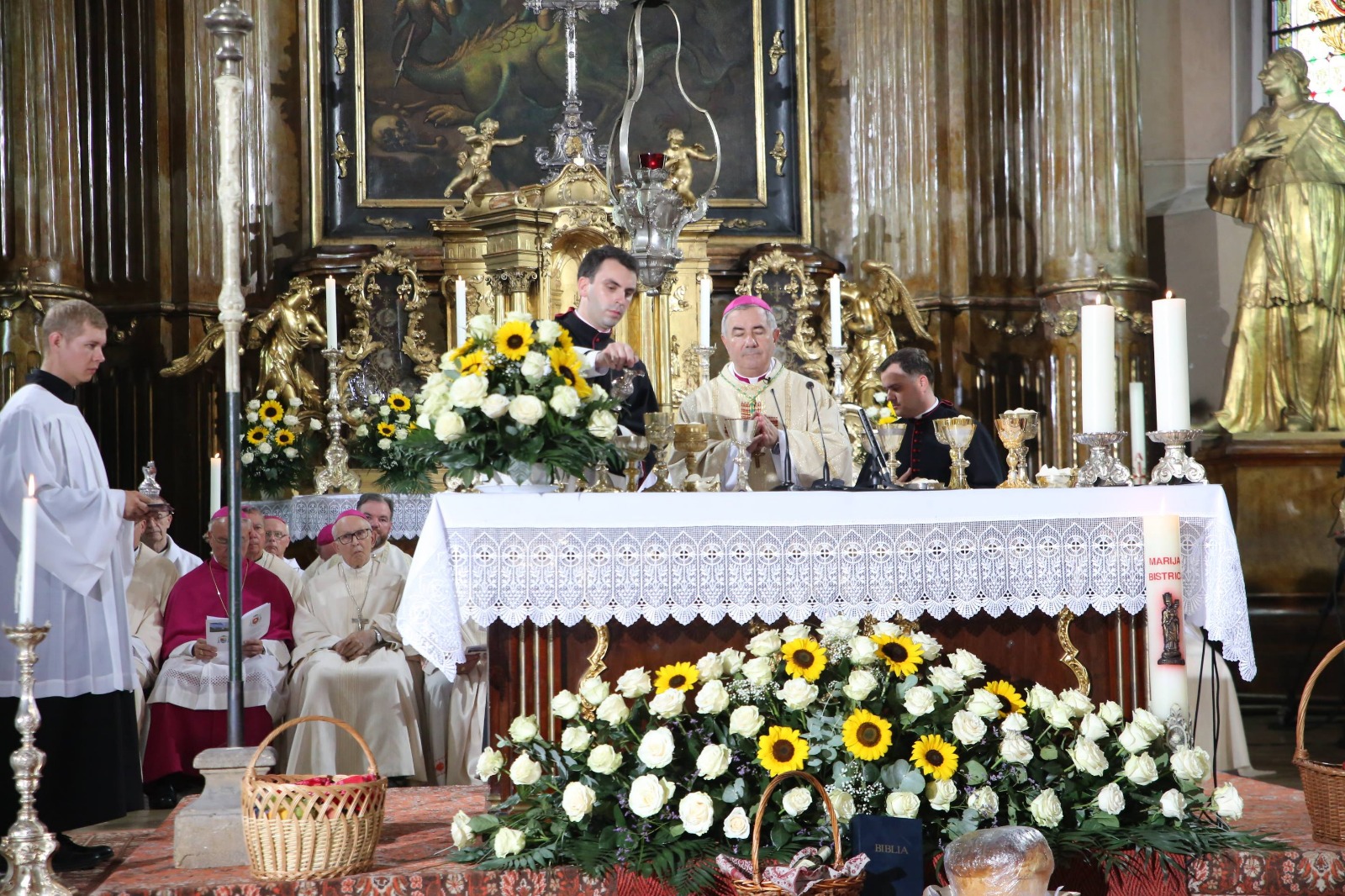 FOTO/ Ceremonie impresionantă în Piața Unirii din Timișoara. A fost instalat noul episcop romano-catolic