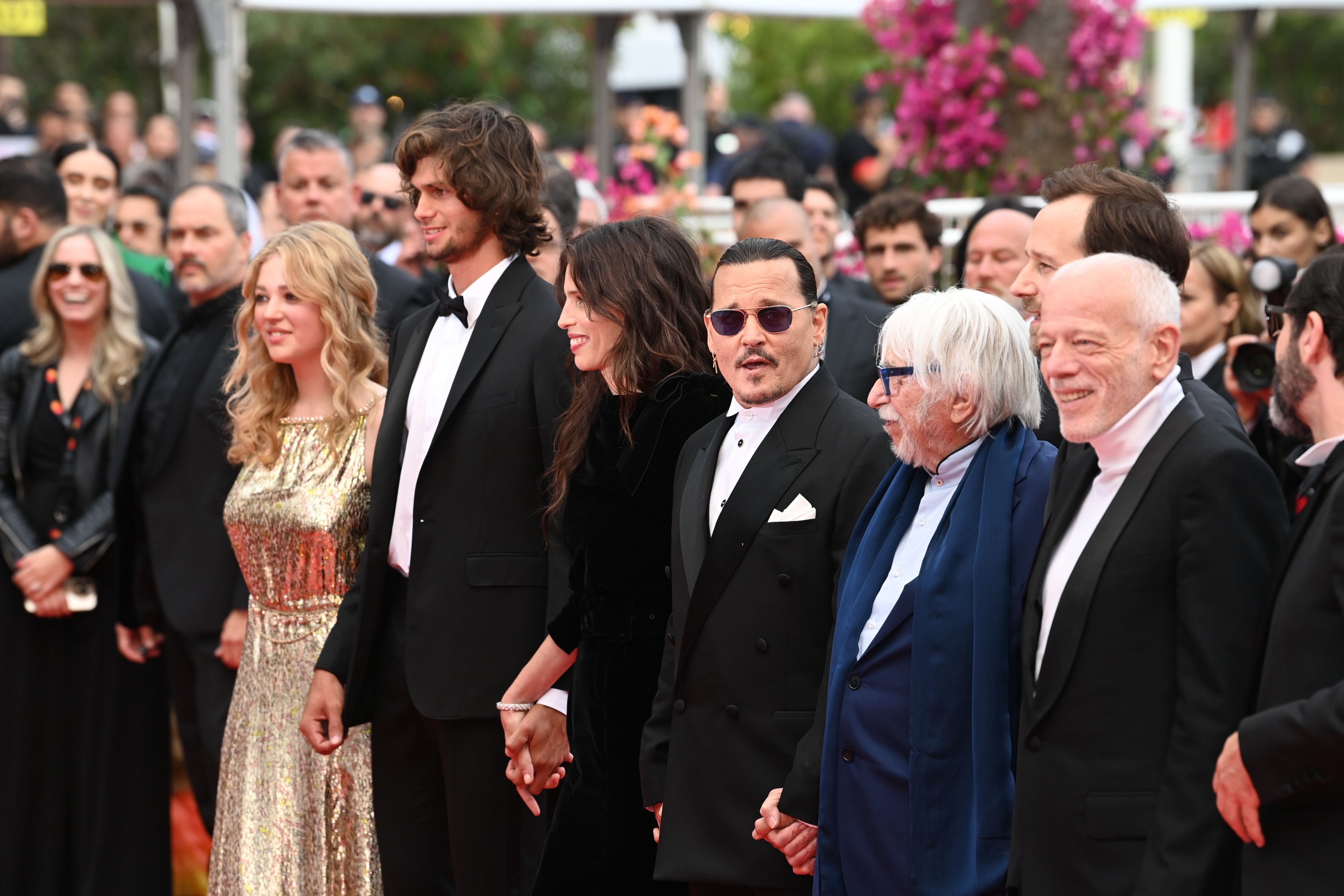 Corespondență de la Cannes: Emoționată de poemul despre Ucraina rostit pe scenă, Catherine Deneuve a uitat să deschidă festivalul 