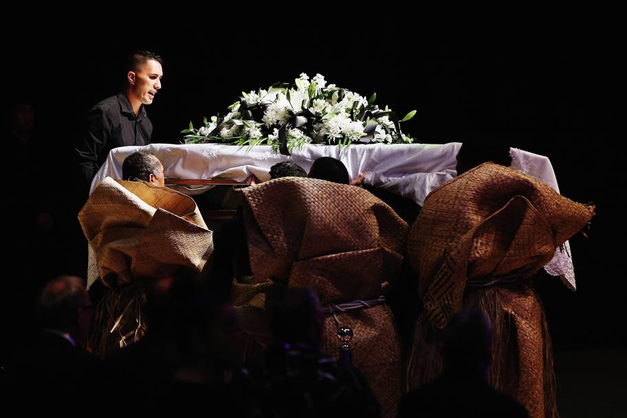 Imagini cutremurătoare de la căpătâiul lui Johan Lomu, decedat la doar 40 de ani! Copiii fostului star au purtat la ceremonie tricouri cu numărul 11 / GALERIE FOTO