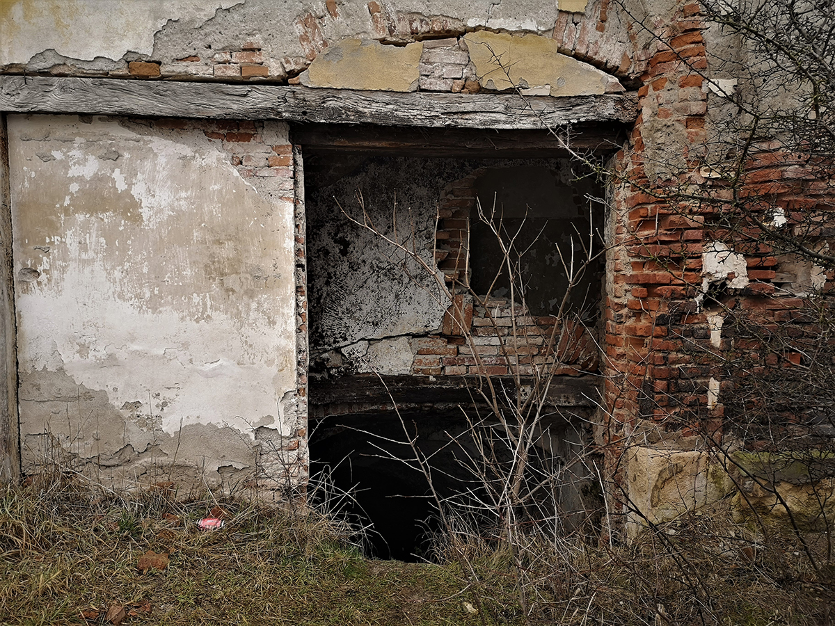 REPORTAJ. Un castel vechi de secole, din Ardeal, lăsat în voia sorții de beneficiarii retrocedării și de autorități: „Nu sunt fantome aici, doar sărăcie!”