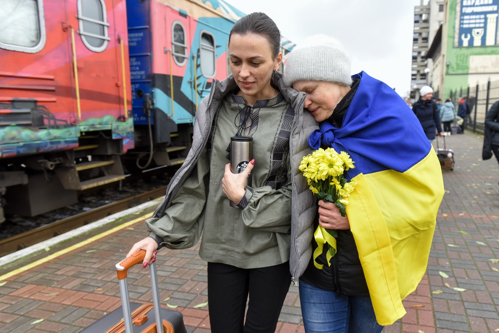 Ucraineni cu lacrimi în ochi, la sosirea „Trenului Victoriei”. De ce este importantă linia care leagă capitala Kiev de Hersonul eliberat