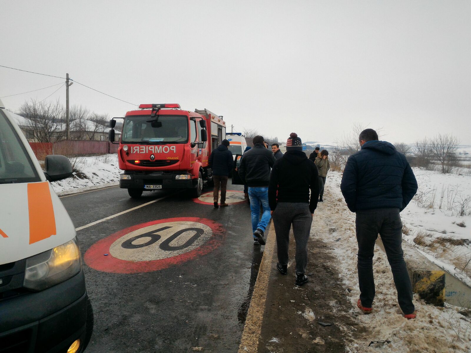 Un mort și două persoane încarcerate într-un accident în Vaslui în care a fost implicat un microbuz cu 10 călători/FOTO