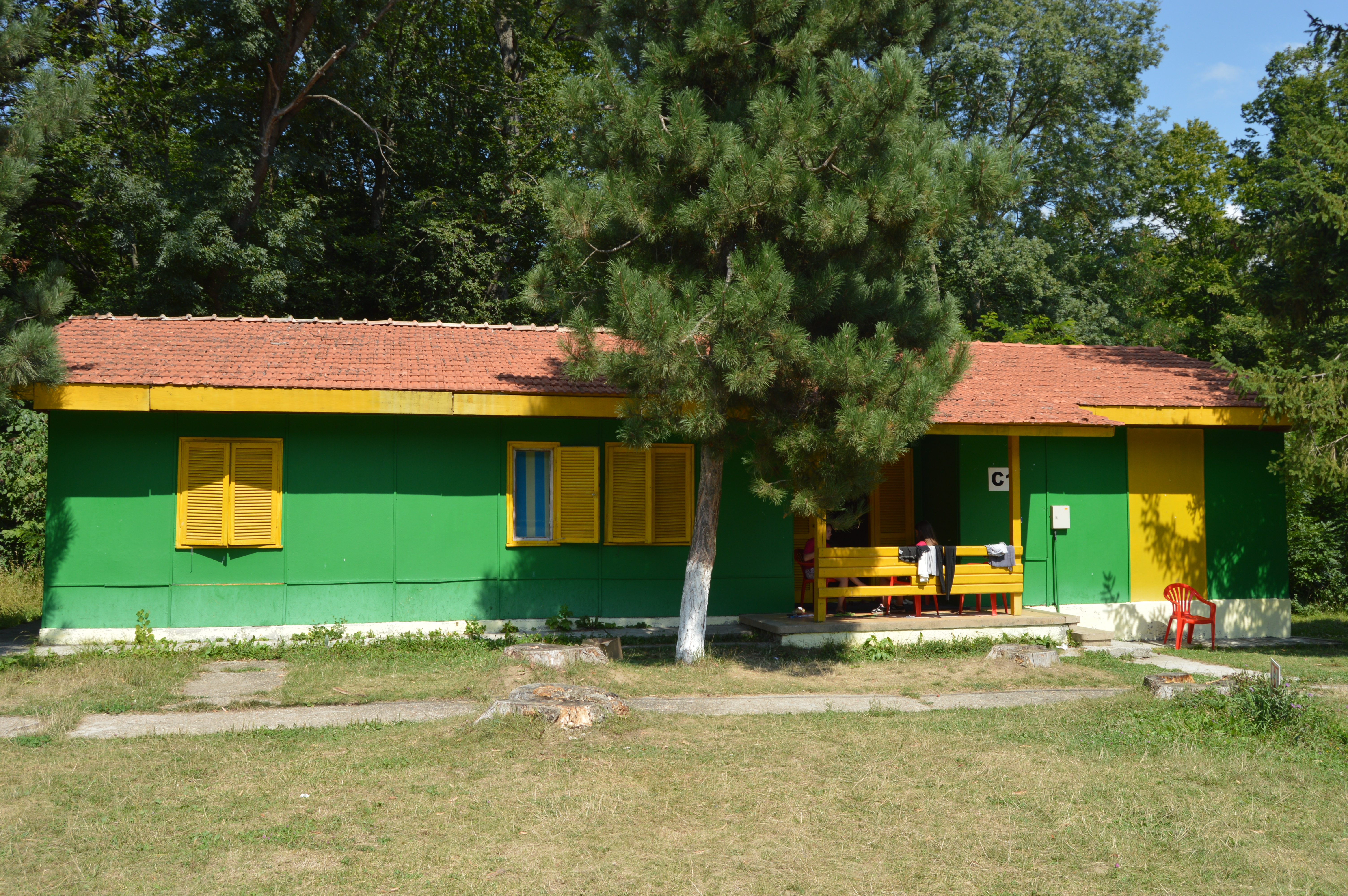 REPORTAJ/Singura tabără școlară din județul Vaslui lăsată în paragină dintr-un motiv halucinant. N-au găsit proprietarul terenului
