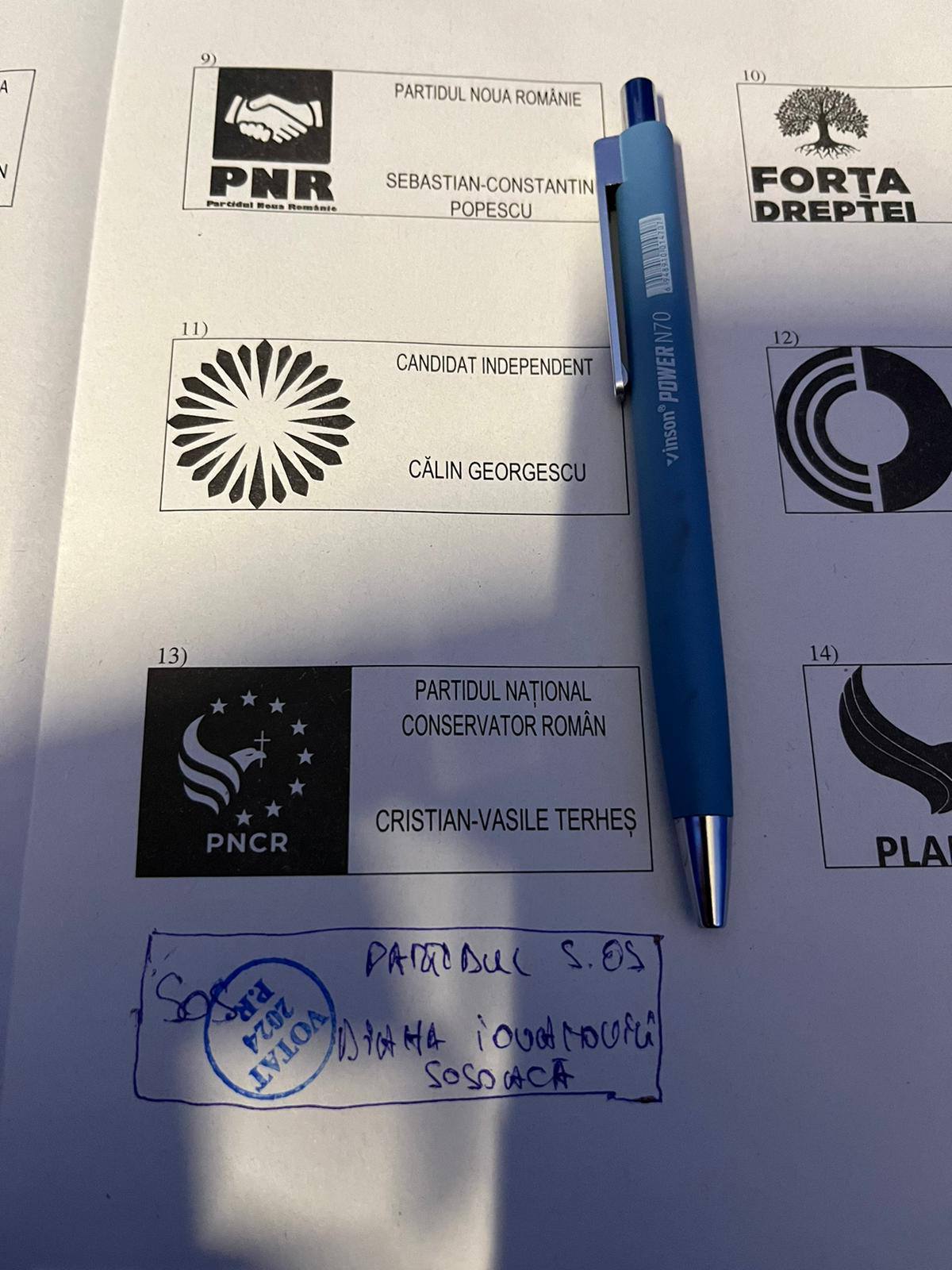 Diana Șoșoacă s-a filmat în cabina de votare, la alegerile prezidențiale, când a desenat o nouă casetă cu numele său și apoi s-a votat singură