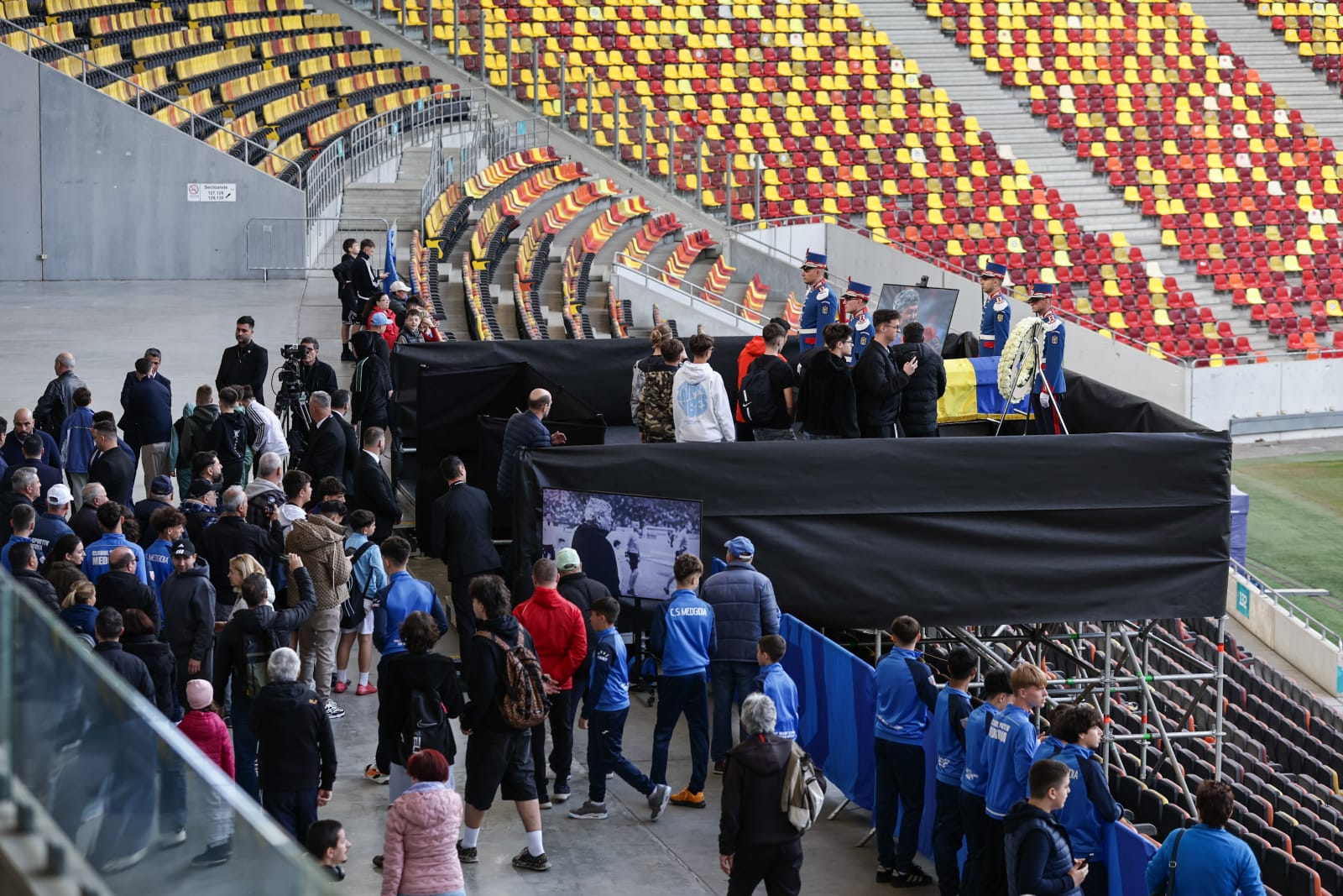 Live Video Mircea Lucescu a ajuns pentru ultima oară pe Arena Națională. Sicriul cu trupul neînsuflețit al legendarului antrenor, depus pe stadion
