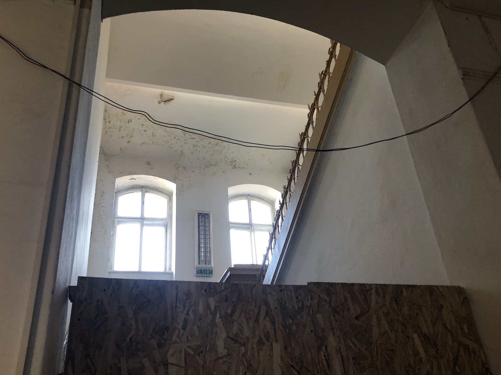 Peste 500 de elevi învață într-o școală fără acoperiș, în Timișoara. Clădirea distrusă de o furtună, în septembrie 2017, nu a fost reparată nici până acum!
